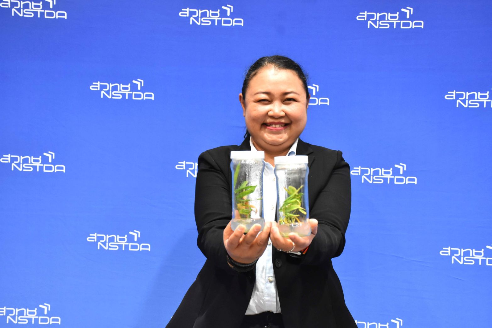 ภาพ ดร.ยี่โถ ทัพภะทัต นักวิจัย ทีมวิจัยนวัตกรรมโรงงานผลิตพืชสมุนไพร กลุ่มวิจัยเทคโนโลยีชีวภาพพืชและการจัดการแบบบูรณาการ ไบโอเทค สวทช. 