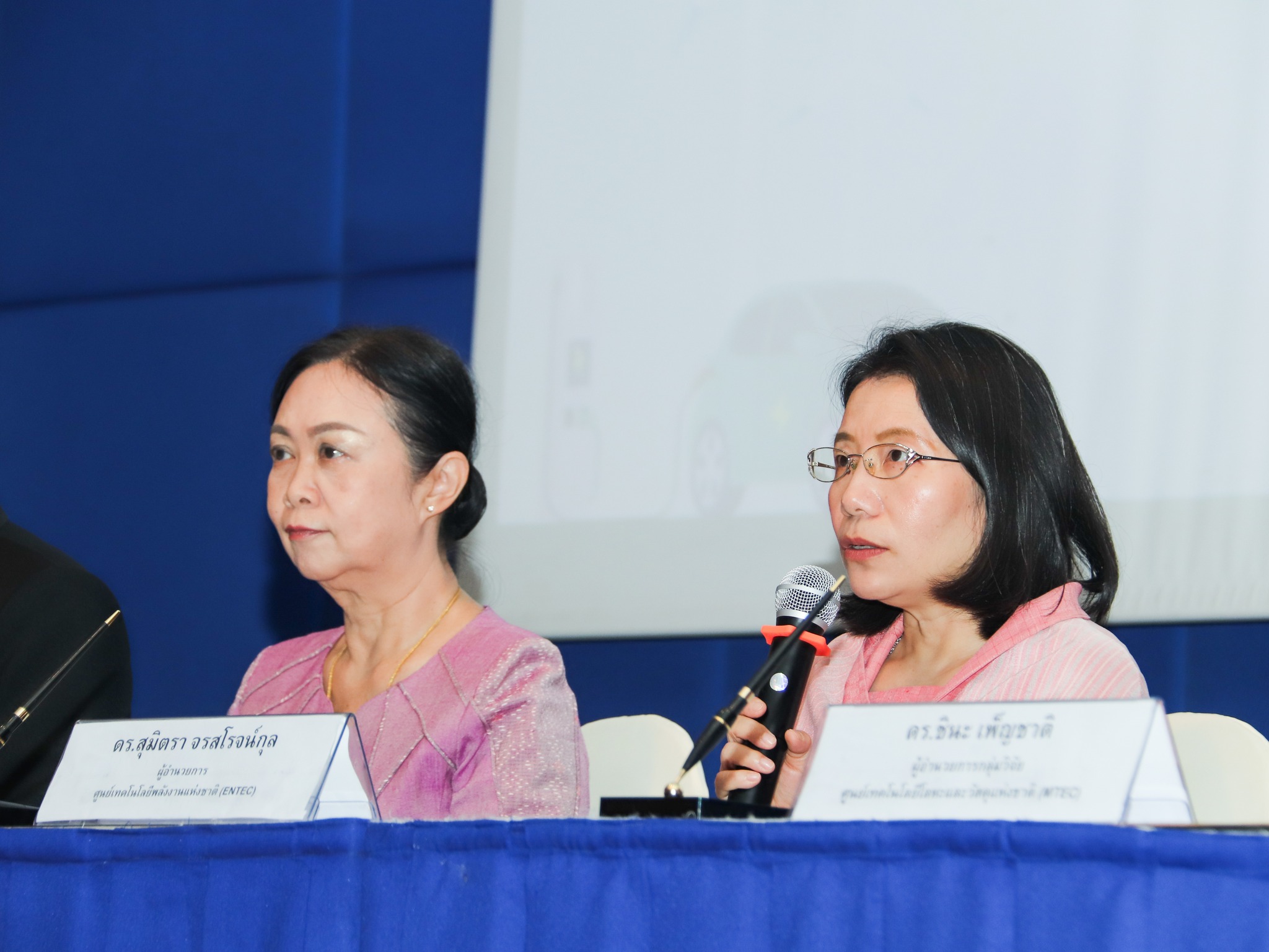 ภาพหมู่ สวทช. และ มหาวิทยาลัยพะเยา ลงนามความร่วมมือพัฒนาเทคโนโลยียานยนต์ไฟฟ้าและบุคลากร ตอบโจทย์นโยบาย “อว. for EV”