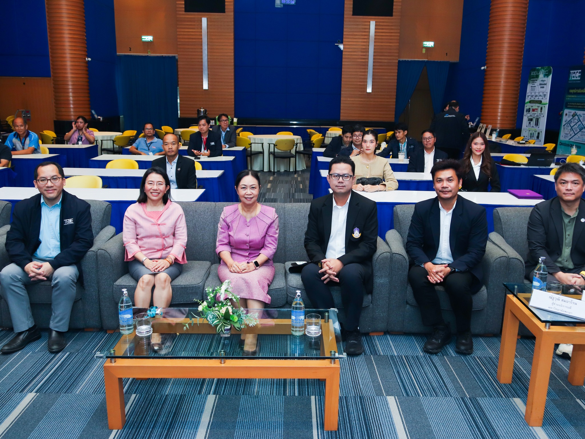 ภาพหมู่ สวทช. และ มหาวิทยาลัยพะเยา ลงนามความร่วมมือพัฒนาเทคโนโลยียานยนต์ไฟฟ้าและบุคลากร ตอบโจทย์นโยบาย “อว. for EV”