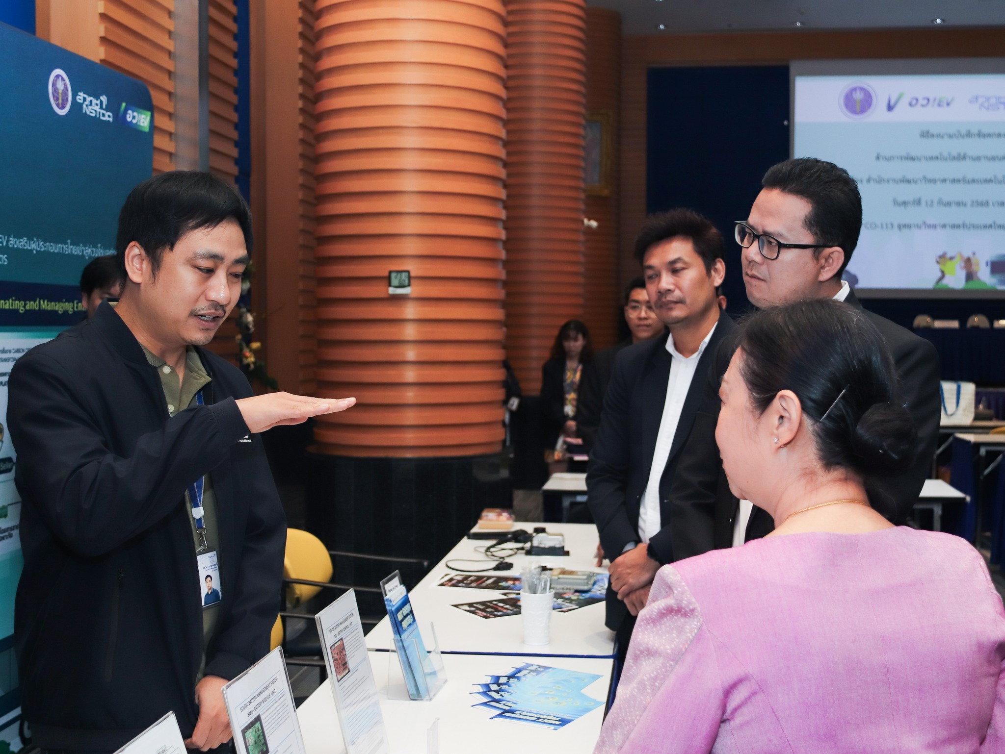 ภาพบรรยากาศคณะผู้บริหารจากมหาวิทยาลัยพะเยายังเข้าเยี่ยมชมความก้าวหน้าของห้องปฏิบัติการวิจัยภายใน สวทช.