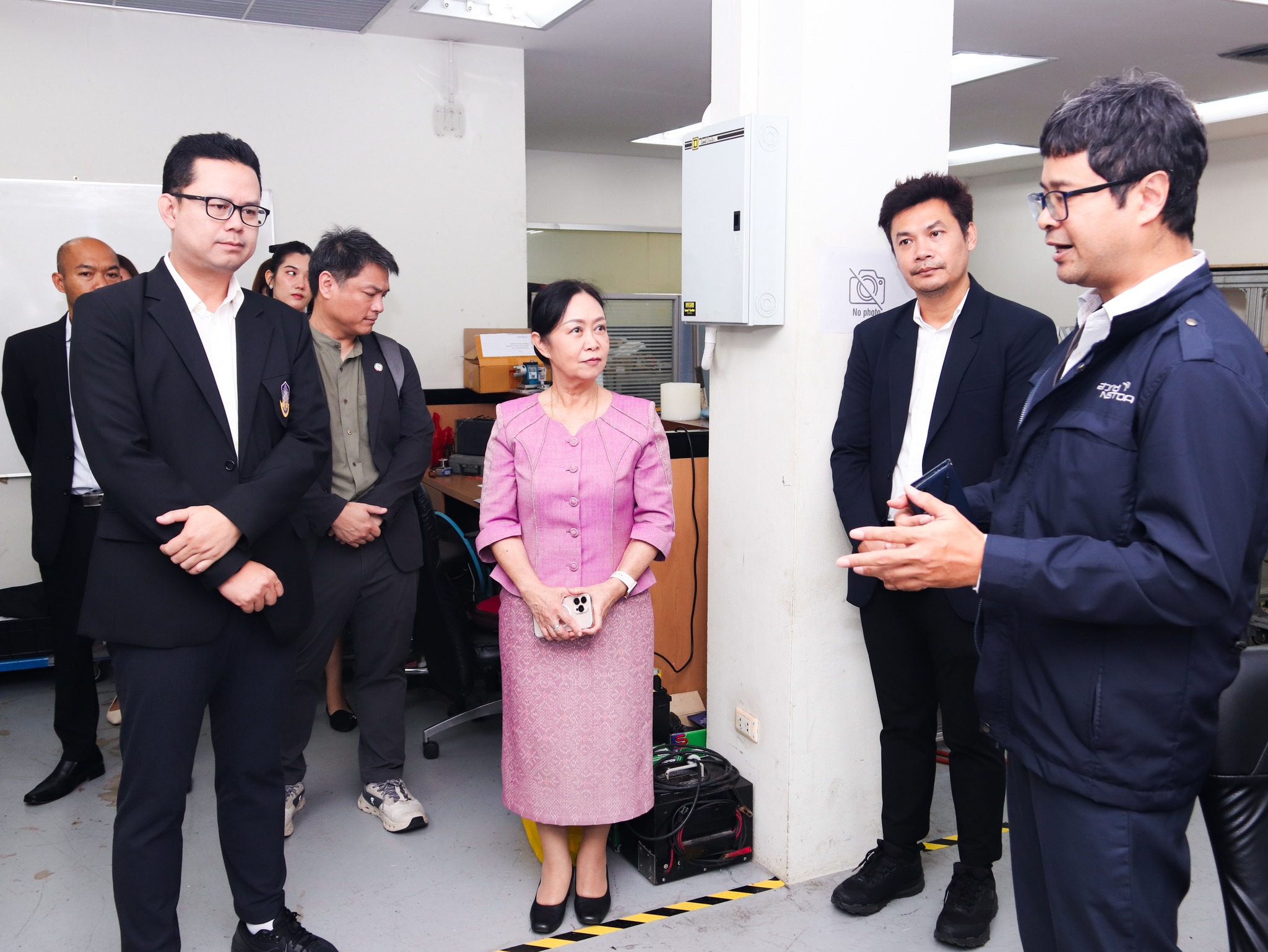 ภาพบรรยากาศคณะผู้บริหารจากมหาวิทยาลัยพะเยายังเข้าเยี่ยมชมความก้าวหน้าของห้องปฏิบัติการวิจัยภายใน สวทช.