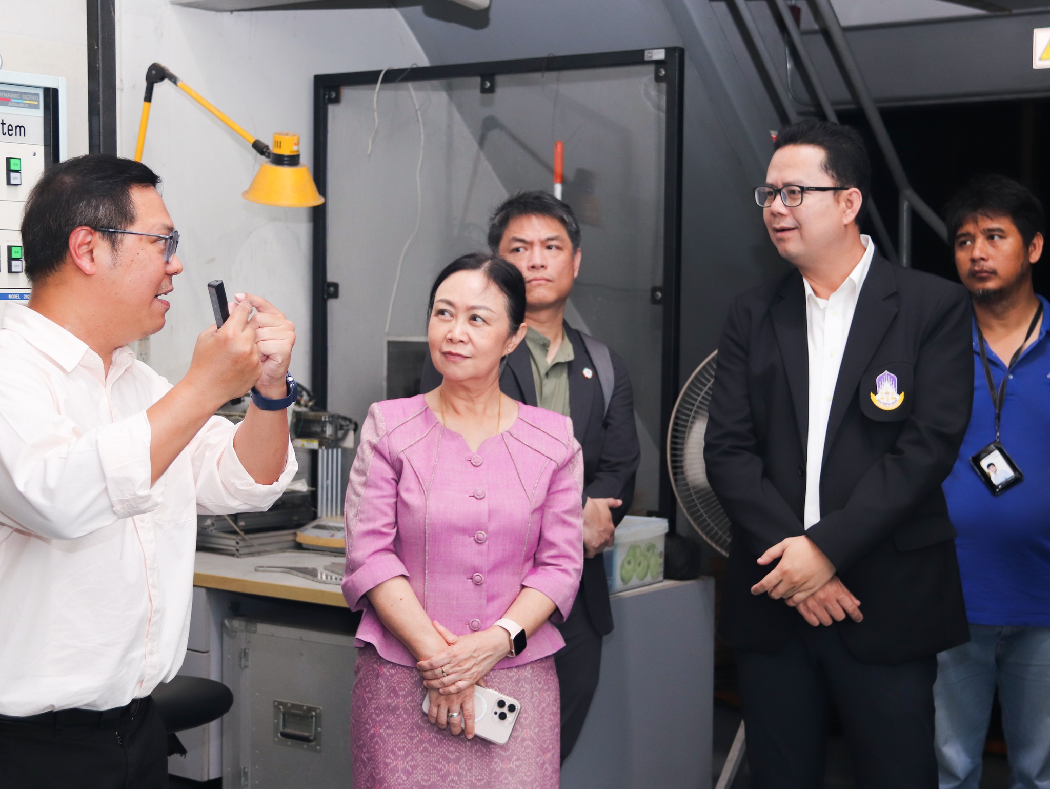 ภาพบรรยากาศคณะผู้บริหารจากมหาวิทยาลัยพะเยายังเข้าเยี่ยมชมความก้าวหน้าของห้องปฏิบัติการวิจัยภายใน สวทช.