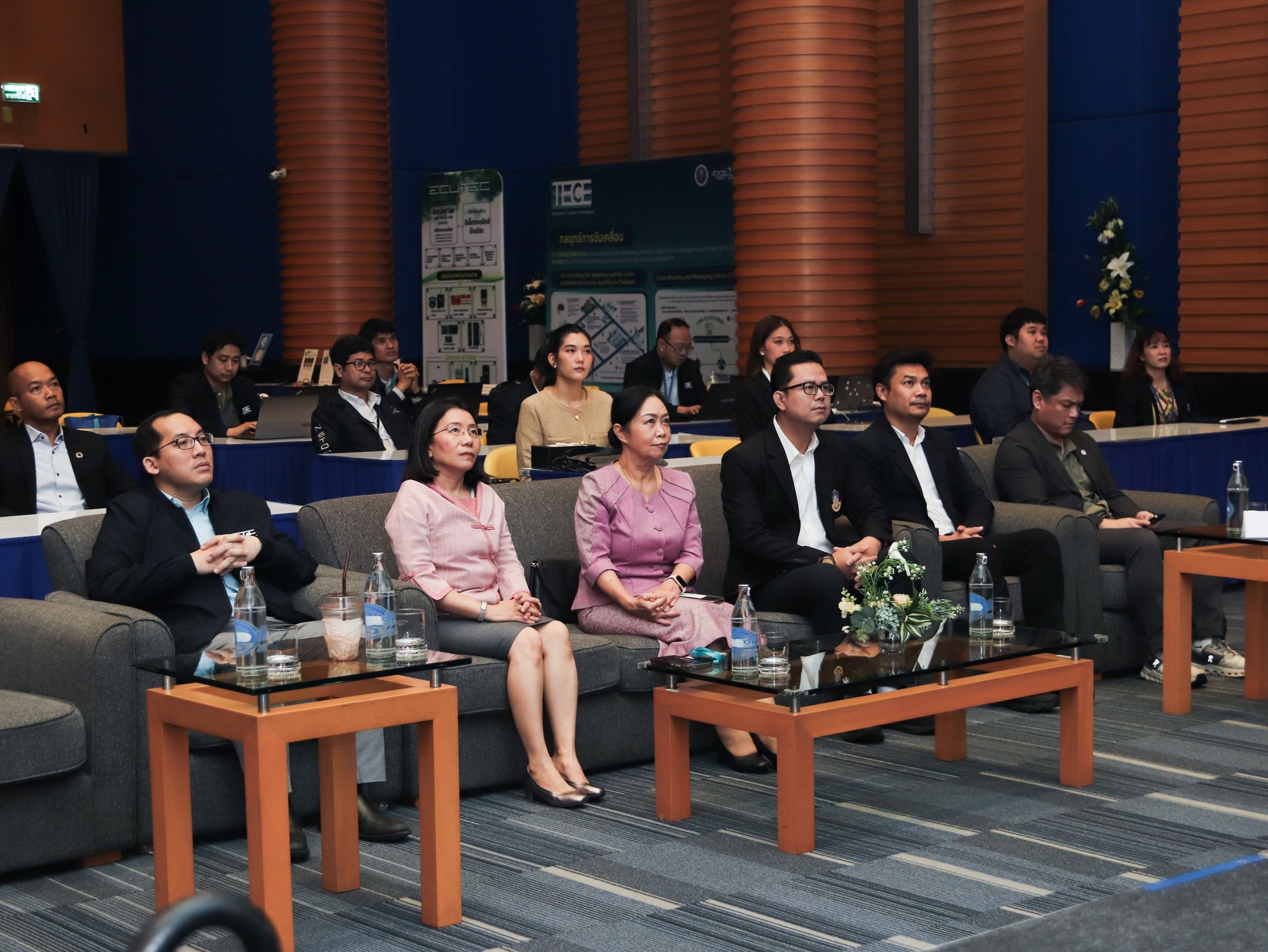 ภาพหมู่ สวทช. และ มหาวิทยาลัยพะเยา ลงนามความร่วมมือพัฒนาเทคโนโลยียานยนต์ไฟฟ้าและบุคลากร ตอบโจทย์นโยบาย “อว. for EV”