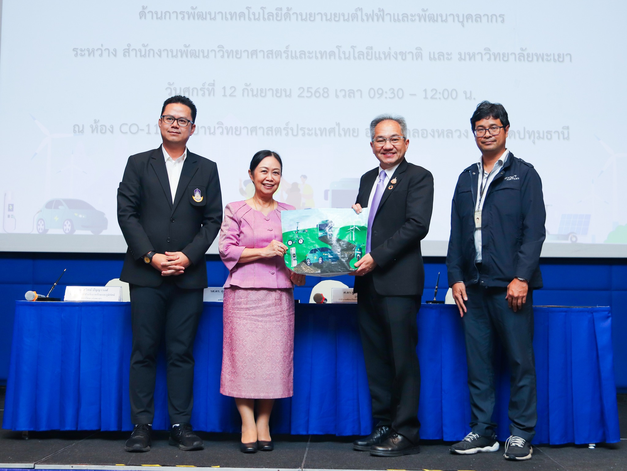 ภาพบรรยากาศคณะผู้บริหารจากมหาวิทยาลัยพะเยายังเข้าเยี่ยมชมความก้าวหน้าของห้องปฏิบัติการวิจัยภายใน สวทช.