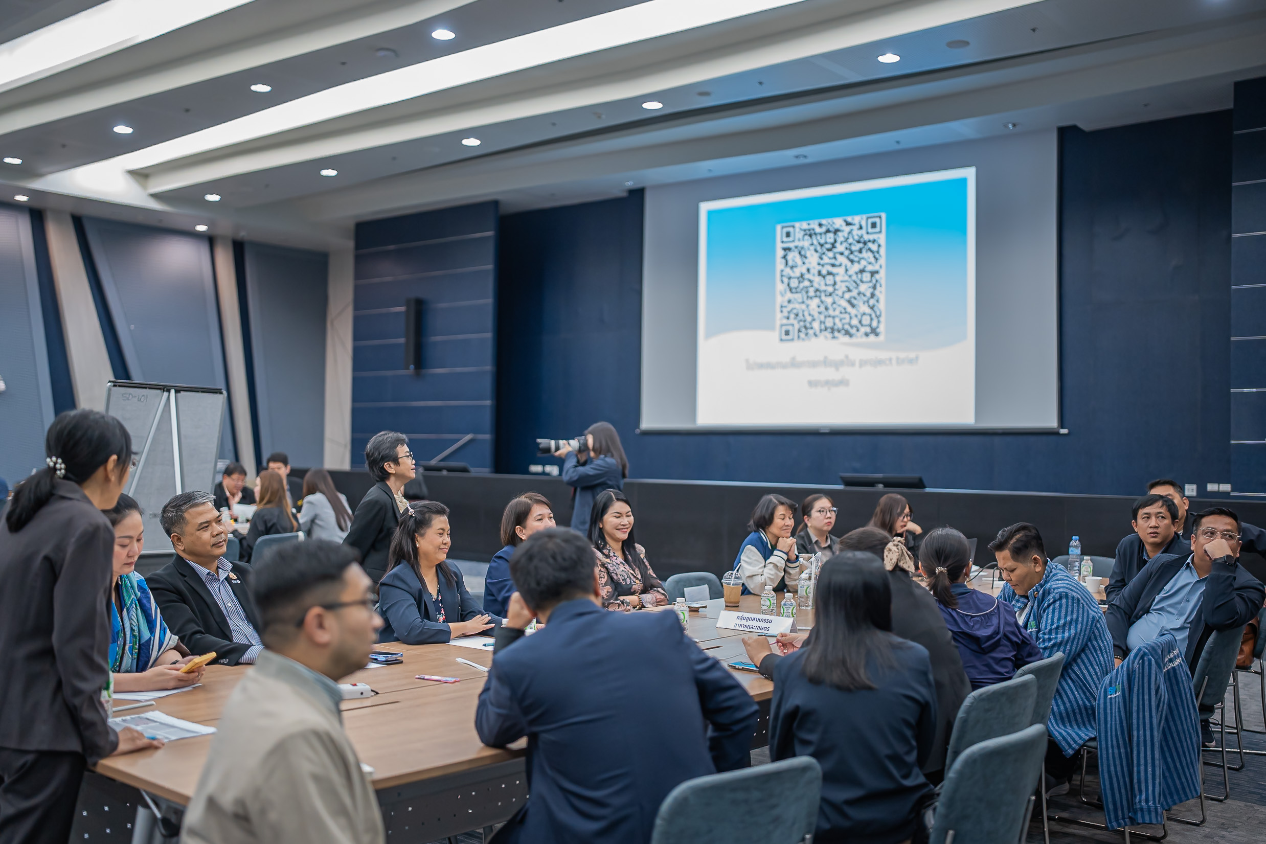 ภาพบรรยากาศการระดมความคิดเห็นแบบกลุ่มย่อย โดยมีการสแกน QR Code เพื่อเข้าถึงข้อมูล Project Brief ในระหว่างเวิร์กชอป CWEC