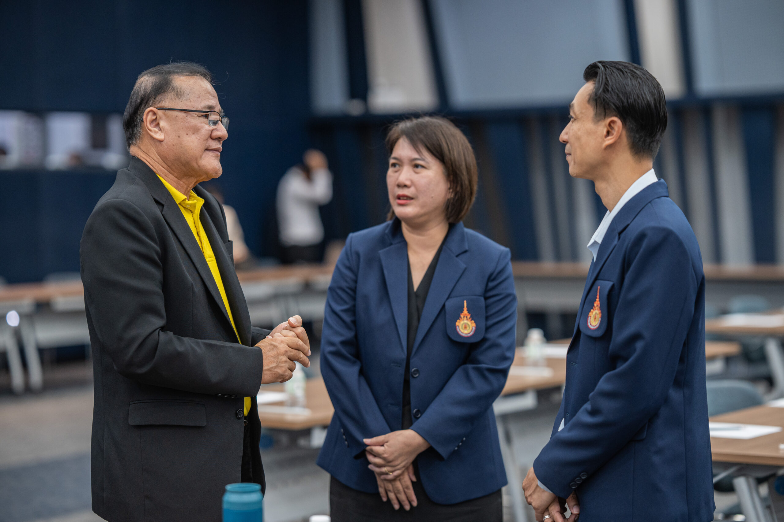 ภาพการพูดคุยแลกเปลี่ยนความคิดเห็นระหว่างผู้แทนจากมหาวิทยาลัยและภาคส่วนที่เกี่ยวข้อง ก่อนเริ่มกิจกรรมกลุ่มในการประชุม CWEC