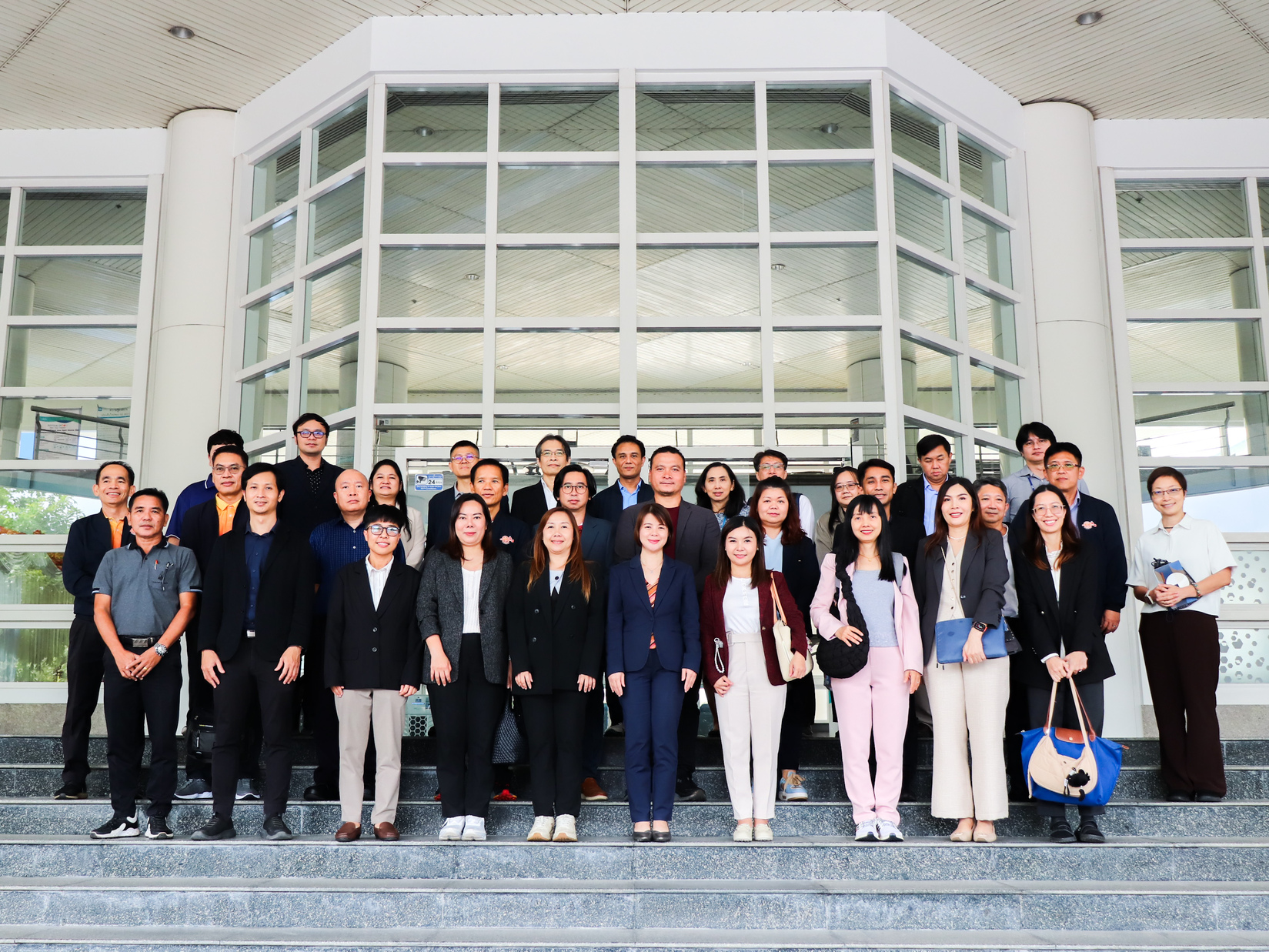 ภาพหมู่สวทช. ต้อนรับคณะผู้บริหารและบุคลากรมหาวิทยาลัยขอนแก่น ร่วมหาแนวทางนำเทคโนโลยีดิจิทัล มาประยุกต์ใช้ในการบริหารและจัดการศึกษา