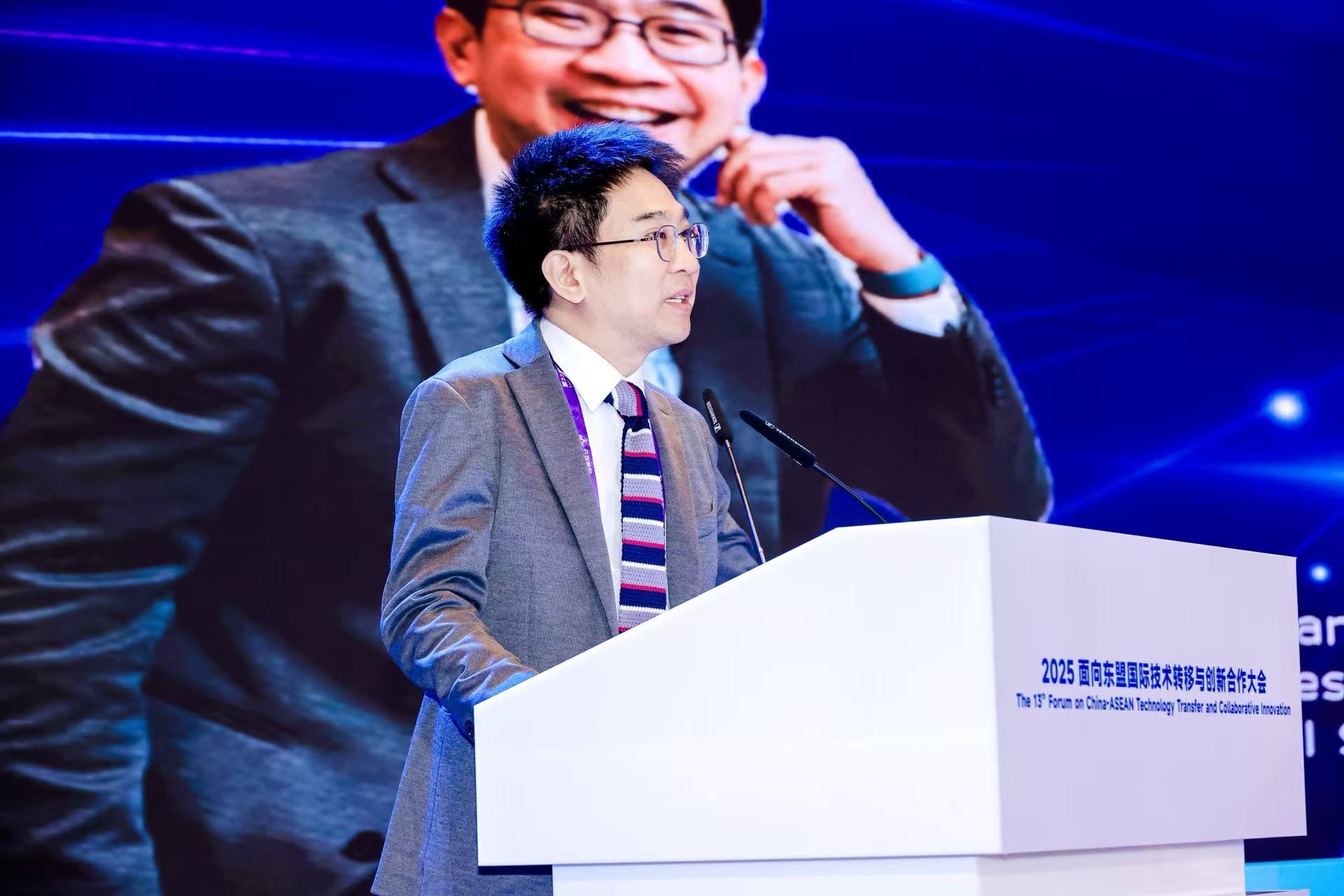 ภาพ ดร.วสันต์ ภัทรอธิคม ผู้ช่วยผู้อำนวยการ สวทช. กล่าวบรรยายในการประชุมความร่วมมือ AI จีน-อาเซียน