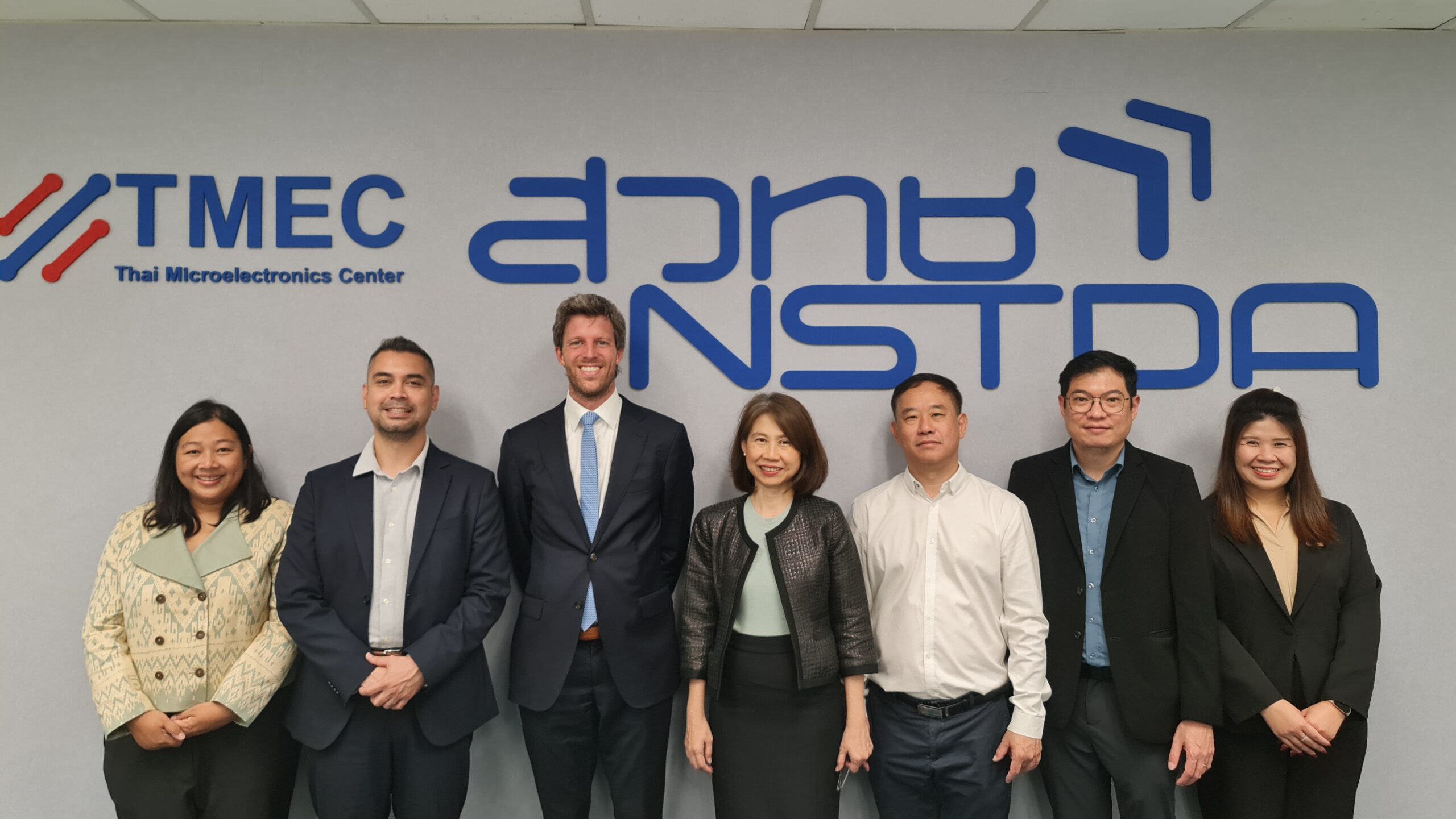 ภาพคณะผู้แทนเนเธอร์แลนด์และทีมผู้บริหาร สวทช.–TMEC ร่วมถ่ายภาพหมู่หน้าโลโก้ TMEC และ NSTDA