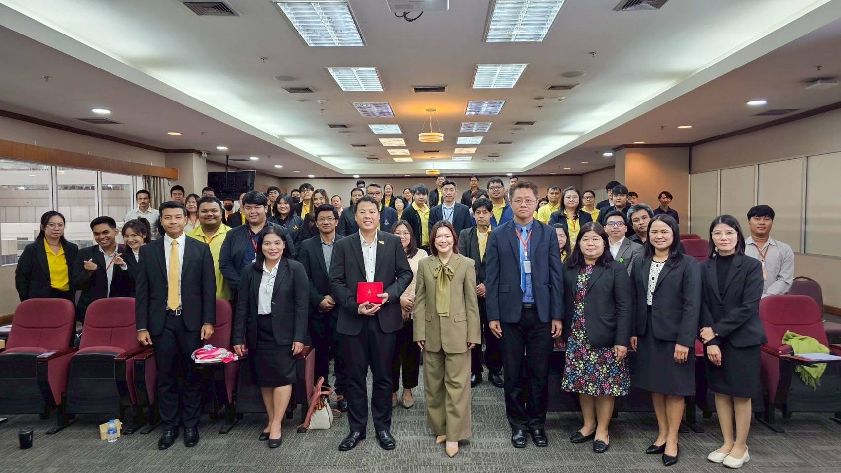 ภาพ: บรรยากาศการบรรยายถ่ายทอดองค์ความรู้การใช้ NSTDA ChatAI โดย สวทช. แก่สำนักงานอัยการสูงสุด มีผู้บริหารและบุคลากรเข้าร่วมถ่ายภาพหมู่ร่วมกันภายในห้องประชุม