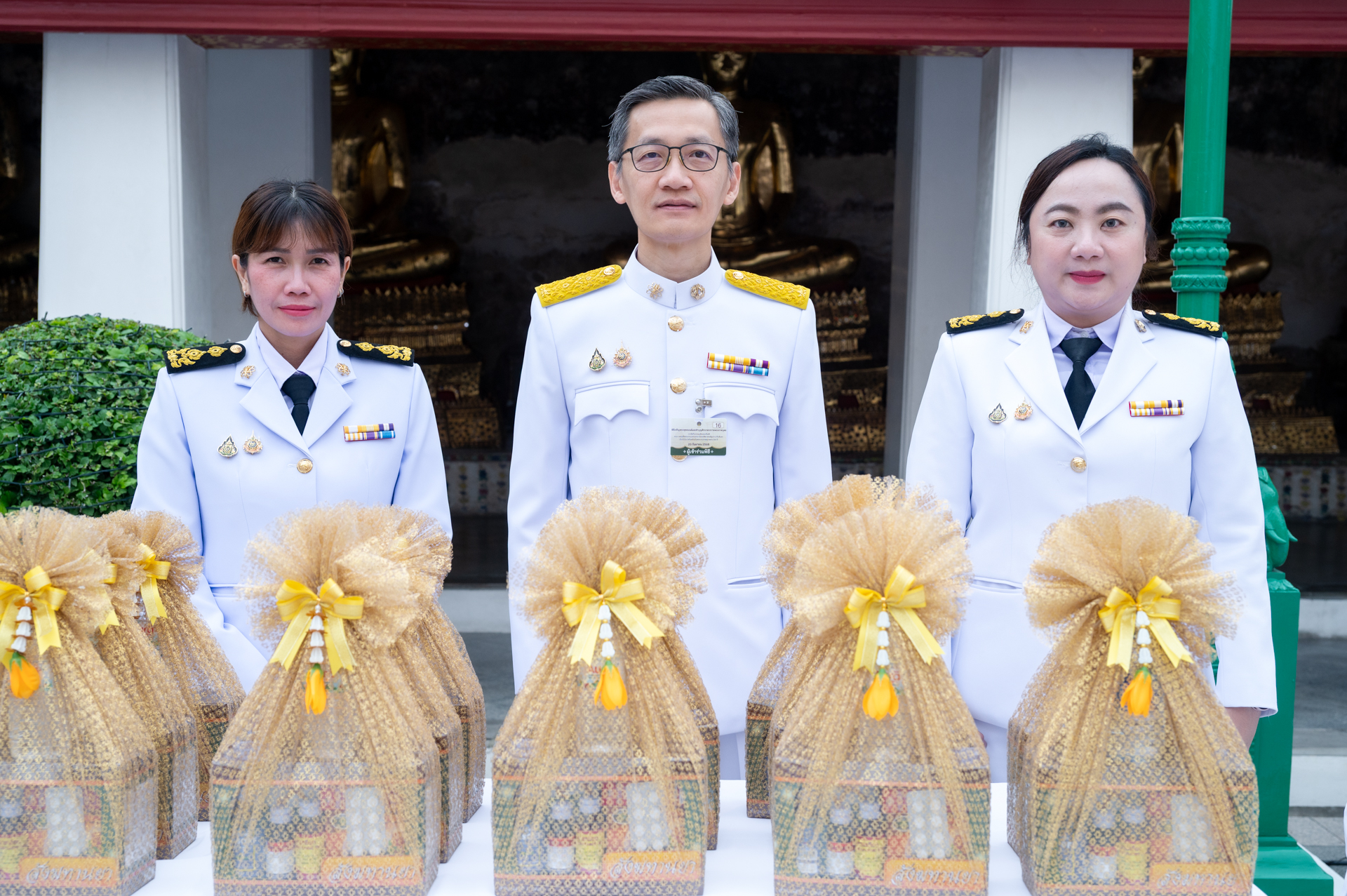 ภาพ ดร.สมบุญ สหสิทธิวัฒน์ รองผู้อำนวยการ สวทช. พร้อมเจ้าหน้าที่ในชุดปกติขาว ร่วมจัดเตรียมชุดไทยธรรมเพื่อถวายพระสงฆ์ ในพิธีเฉลิมพระเกียรติครบ 100 ปี วันคล้ายวันพระบรมราชสมภพ รัชกาลที่ 8