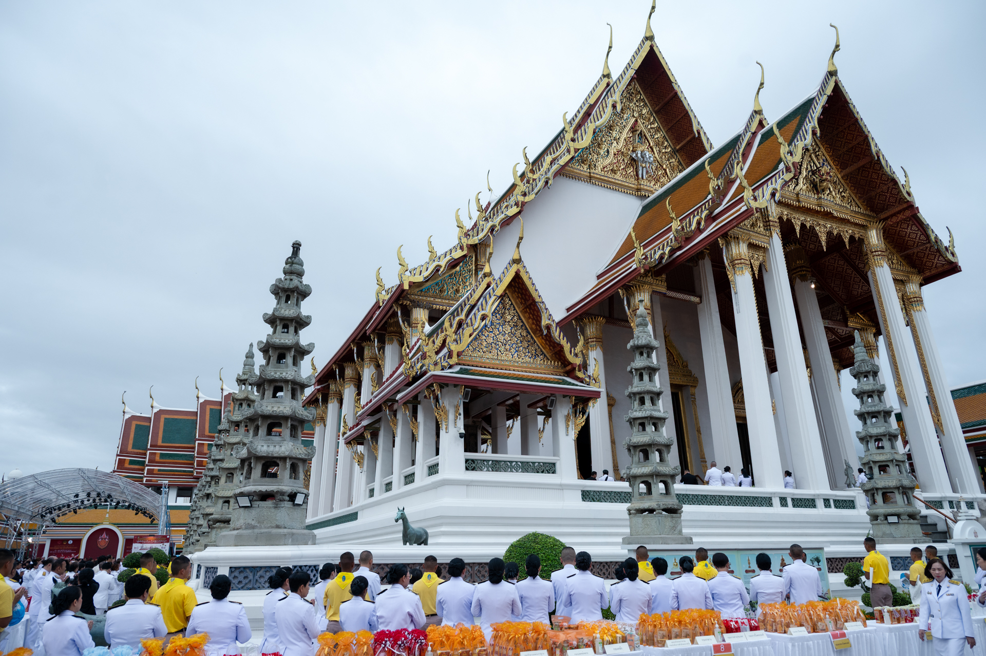 ภาพ ข้าราชการและประชาชนร่วมพิธีเจริญพระพุทธมนต์และตักบาตรพระสงฆ์ ณ พระวิหารหลวง วัดสุทัศนเทพวราราม กรุงเทพมหานคร