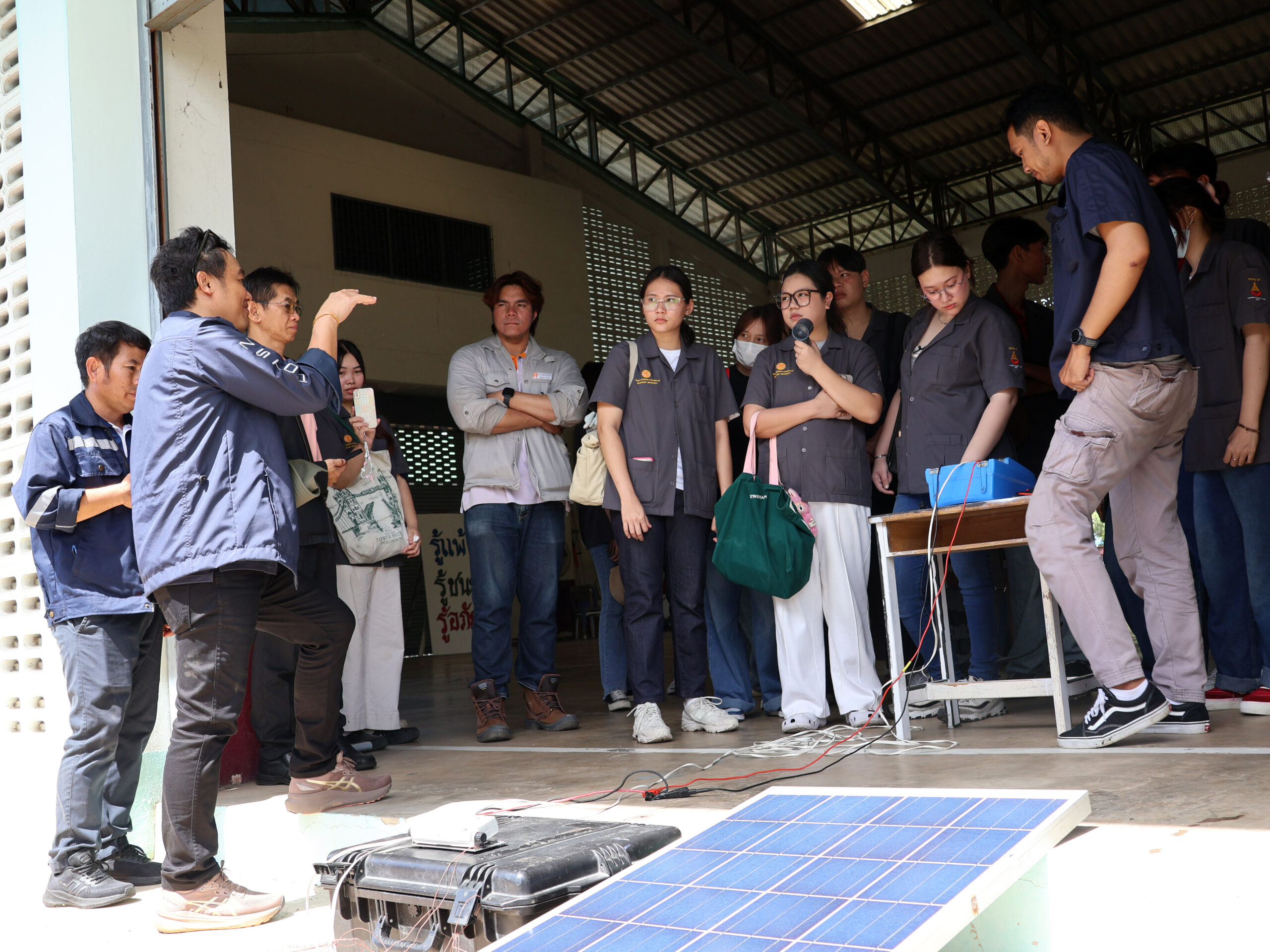 ภาพนักวิจัย ENTEC และทีมงานบี.กริม สาธิตการตรวจสอบแผงโซลาร์เซลล์