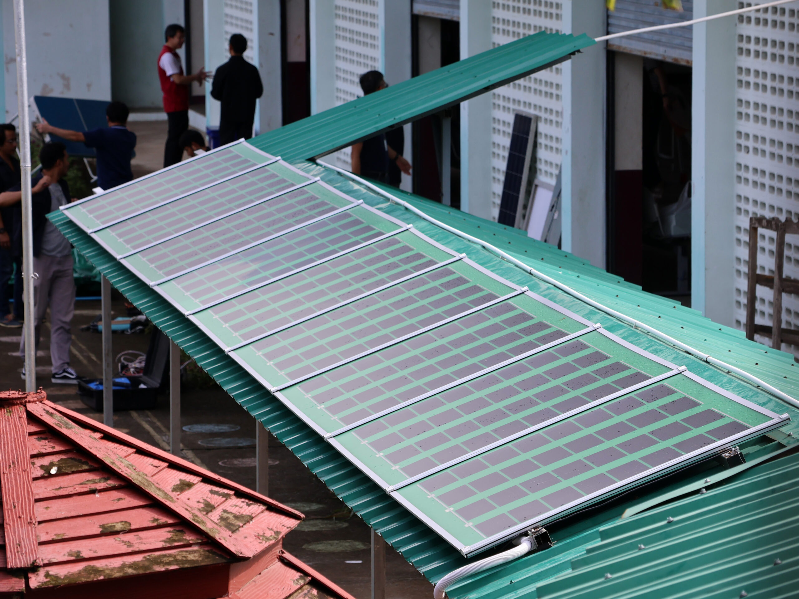 ภาพนักวิจัย ENTEC และทีมงานบี.กริม สาธิตการตรวจสอบแผงโซลาร์เซลล์
