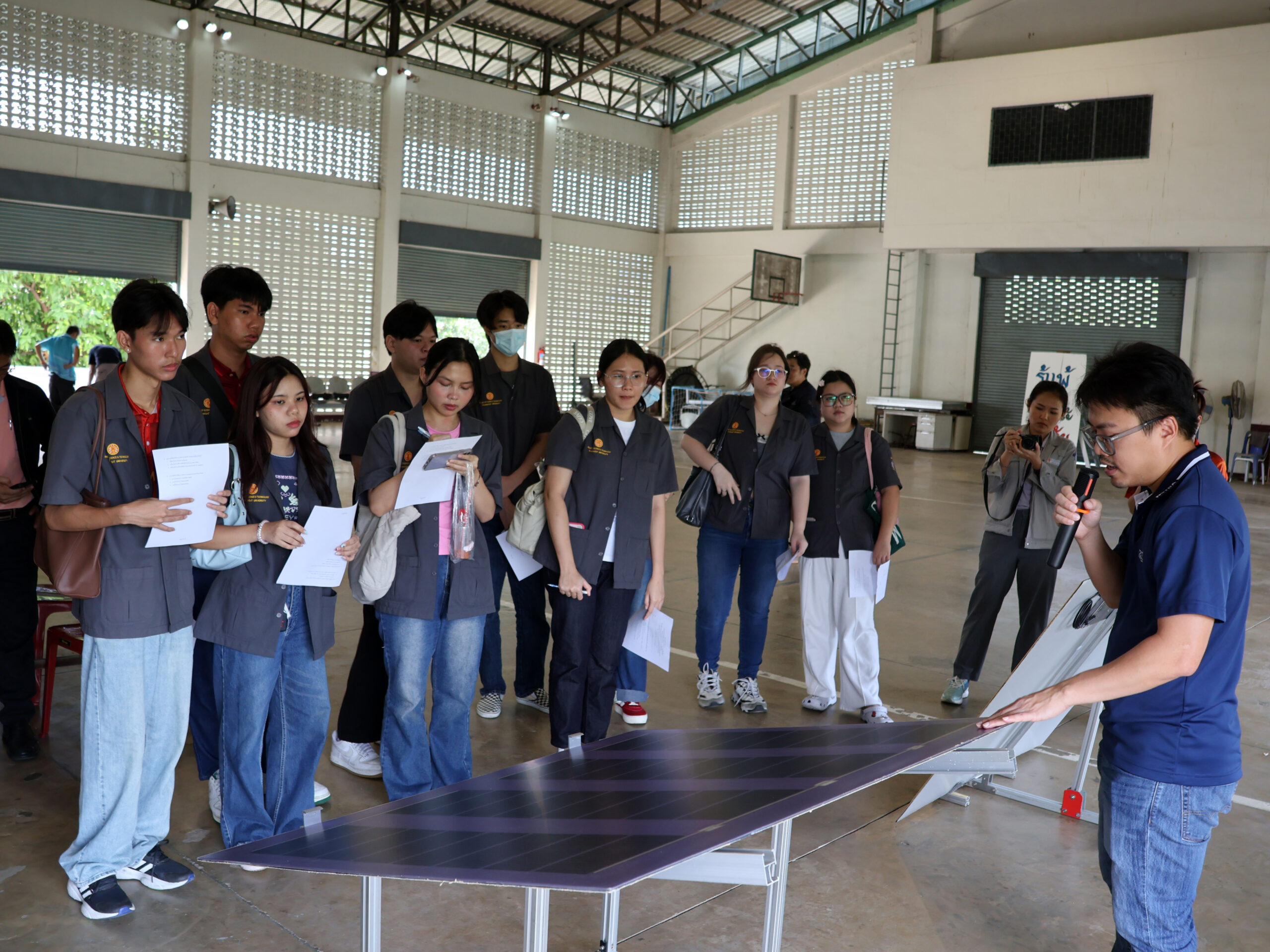 ภาพนักวิจัย ENTEC และทีมงานบี.กริม สาธิตการตรวจสอบแผงโซลาร์เซลล์