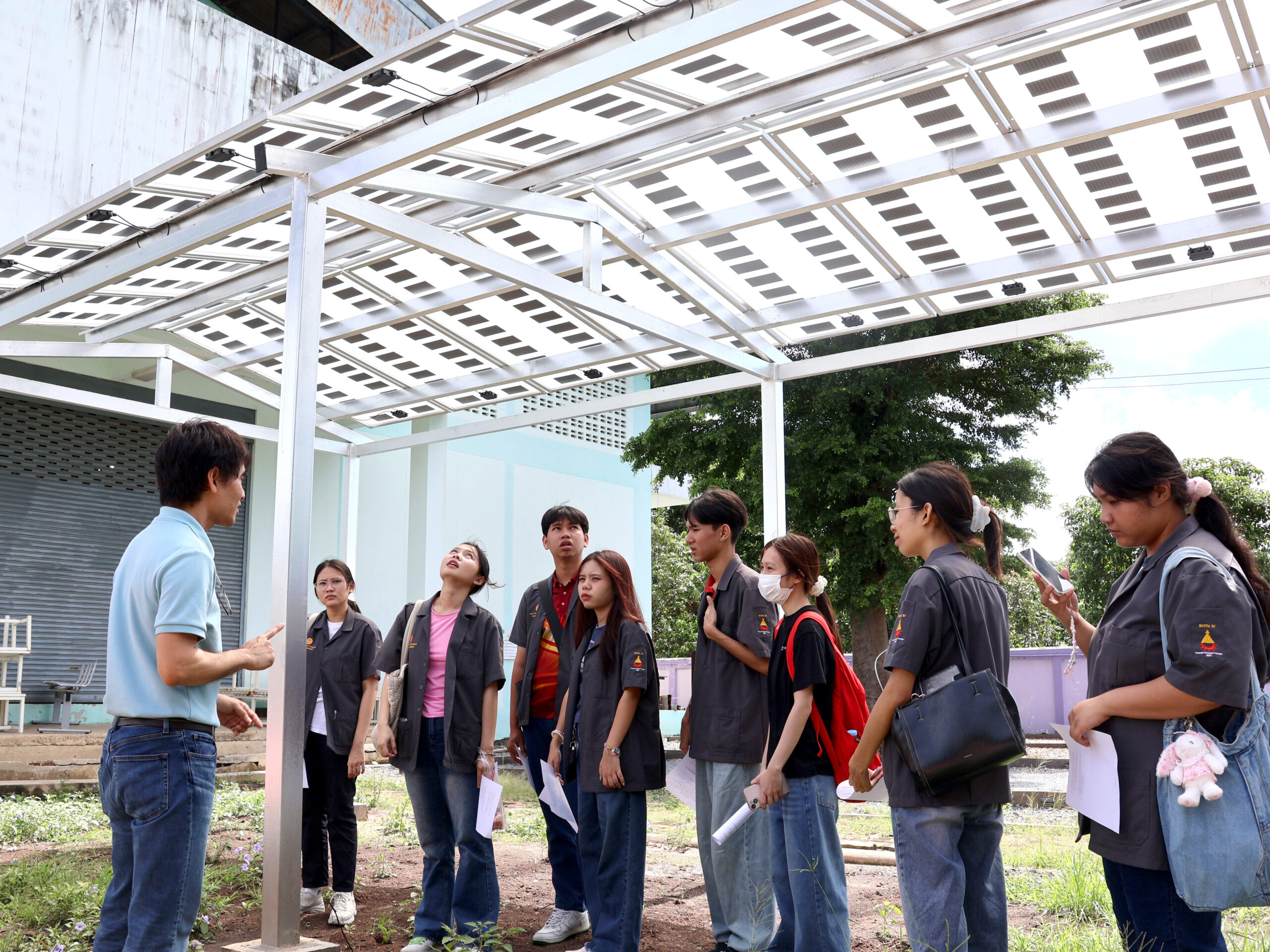 ภาพนักวิจัย ENTEC และทีมงานบี.กริม สาธิตการตรวจสอบแผงโซลาร์เซลล์
