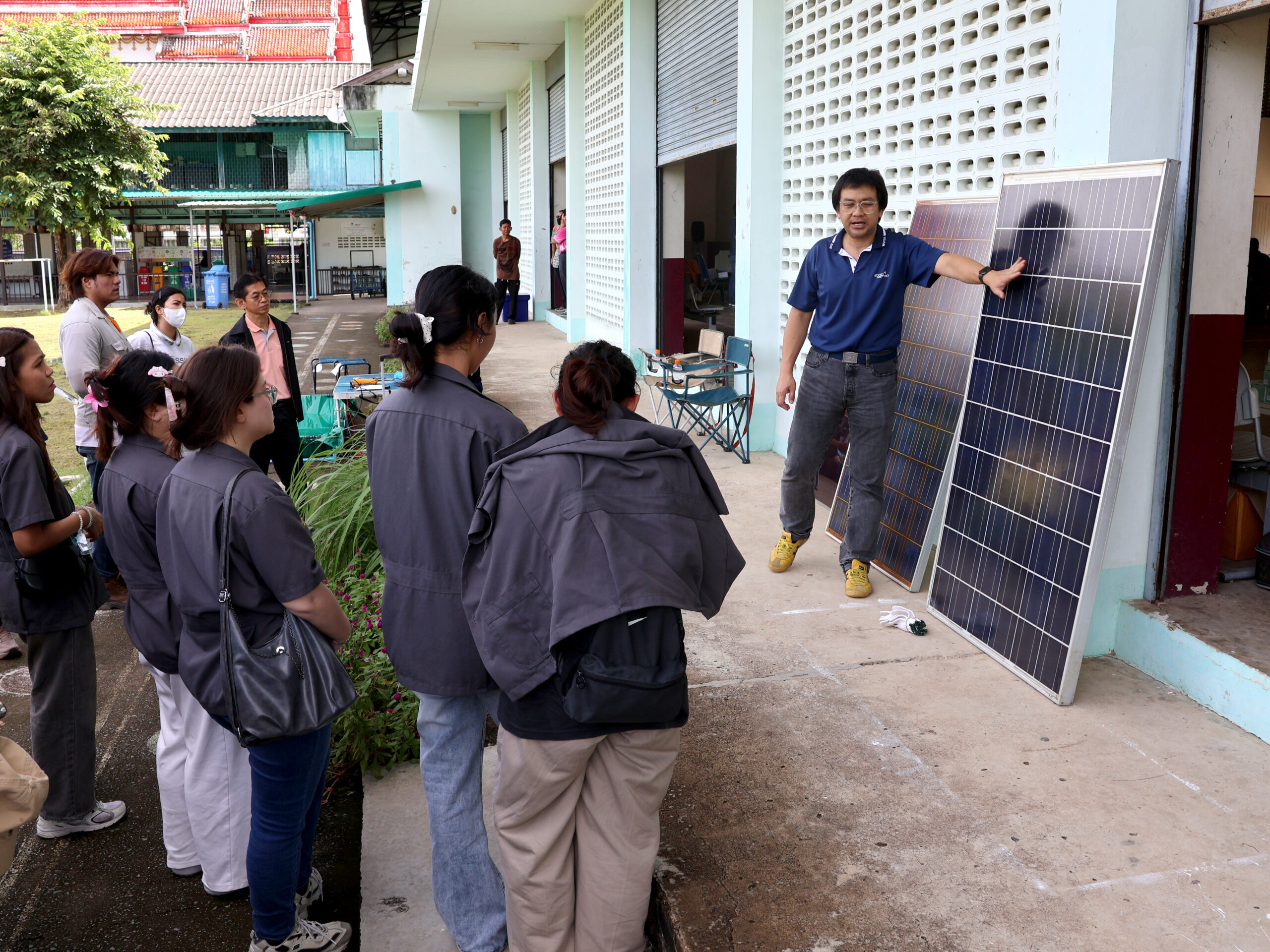 ภาพนักวิจัย ENTEC และทีมงานบี.กริม สาธิตการตรวจสอบแผงโซลาร์เซลล์