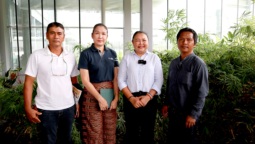 ภาพ ดร.ยี่โถ ทัพภะทัต และผู้ให้การสนับสนุนไผ่สายพันธุ์คุณภาพเพื่อการวิจัยและพัฒนา คุณชนนท์ณัฏฐ์ พัฒนะศิลป์ (สวนป่าจำปาทอง จ.กระบี่), คุณสุกัญญา อุดมกรสิทธิ์กุล (บ.อิมเพรสชันอินเตอร์เนชันแนล จำกัด) และคุณจีระ มากดี (เจ้าของสวนไผ่ที่ จ.กาญจนบุรี)