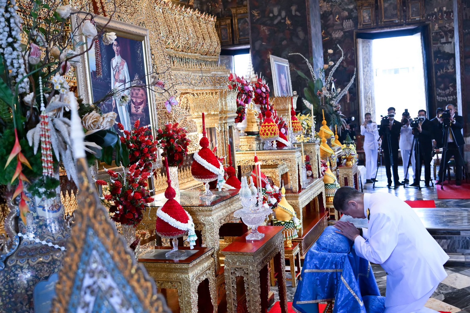ภาพ นายภูมิธรรม เวชยชัย รองนายกรัฐมนตรี ปฏิบัติหน้าที่แทนนายกรัฐมนตรี กราบถวายบังคมหน้าพระบรมสาทิสลักษณ์ พระบาทสมเด็จพระปรเมนทรมหาอานันทมหิดล พระอัฐมรามาธิบดินทร ในพิธีเฉลิมพระเกียรติเนื่องในโอกาสครบ 100 ปี วันคล้ายวันพระบรมราชสมภพ ณ วัดสุทัศนเทพวราราม