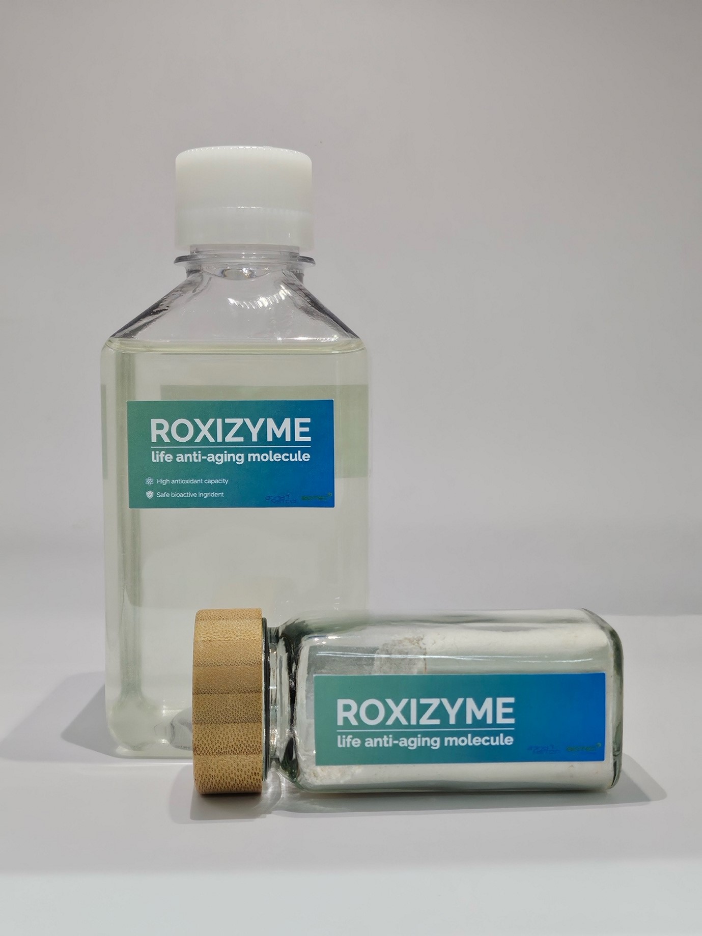 ภาพต้นแบบผลิตภัณฑ์เอนไซม์ต้านอนุมูลอิสระ Roxizyme บรรจุในขวดแก้วใส มีทั้งในรูปแบบของเหลวใส และรูปแบบผง
