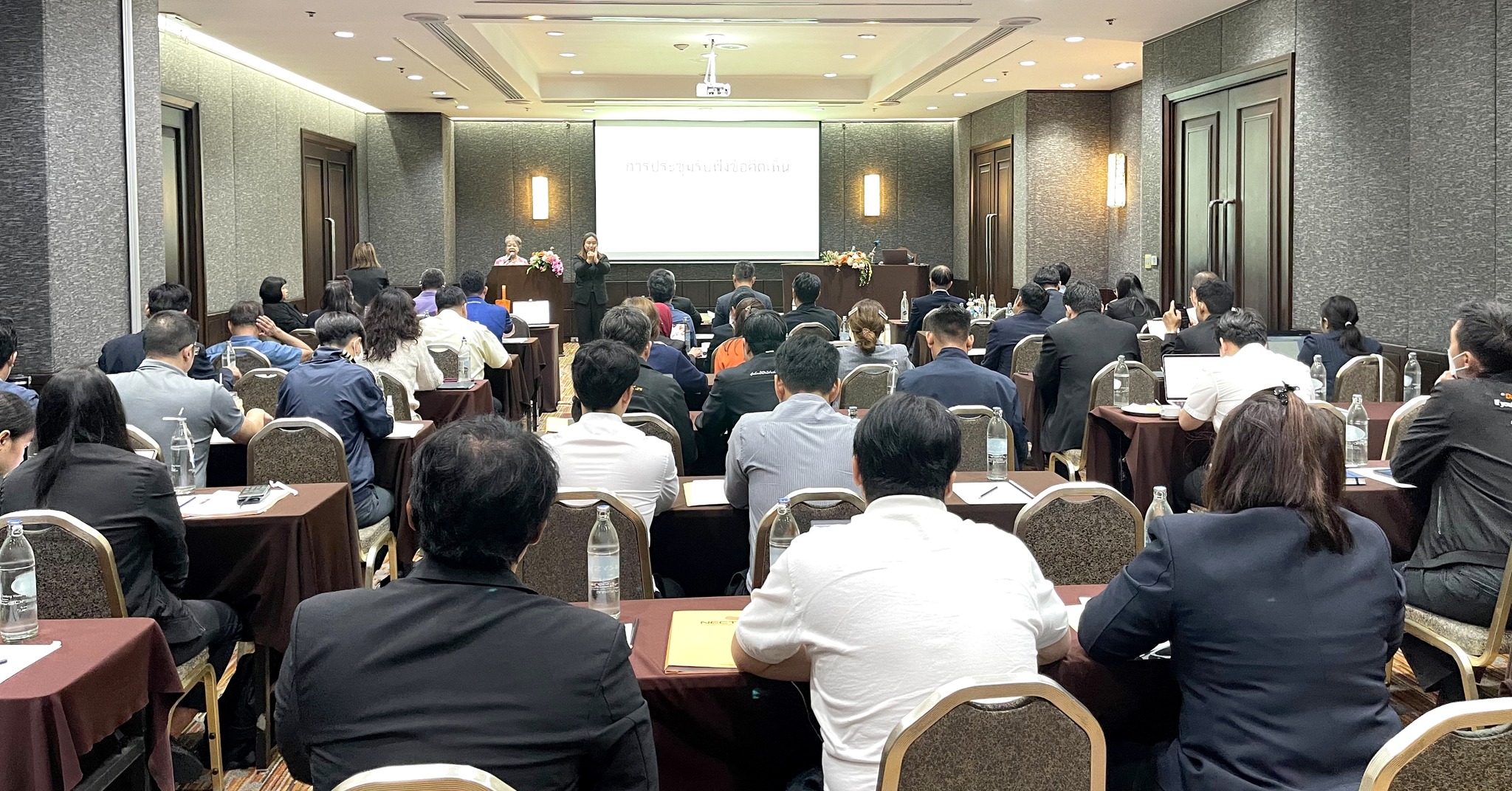 ภาพบรรยากาศการร่วมงานสวทช. ขับเคลื่อนร่างมาตรฐานการเข้าถึงเนื้อหาเว็บไซต์ ยกระดับมาตรฐานดิจิทัลไทย โดยถ่ายจากด้านหลังเห็นผู้ร่วมงานจากทางด้านหลัง