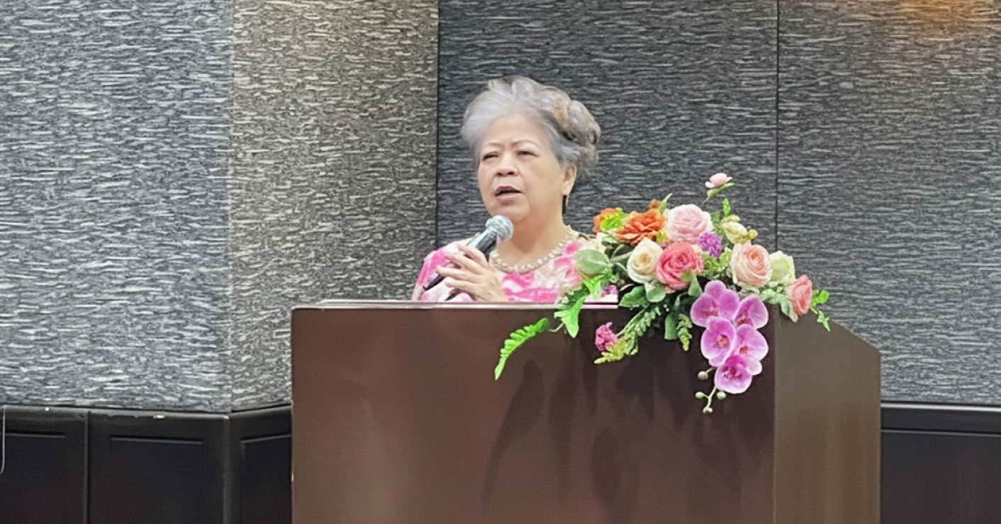ภาพนางสาววันทนีย์ พันธชาติ ผู้ทรงคุณวุฒิและประธานกรรมการวิชาการด้านมาตรฐานเพื่อการเข้าถึงและใช้ประโยชน์เนื้อหาและบริการดิจิทัลโดยสะดวกถ้วนหน้า เป็นประธานในพิธีเปิด