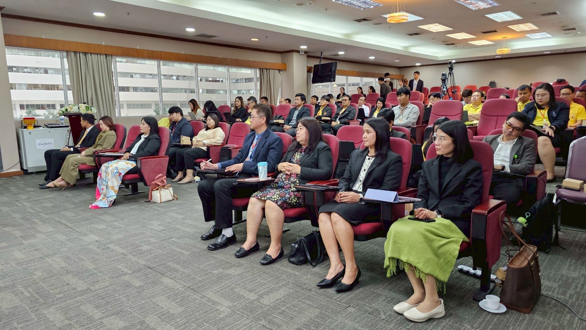 ภาพผู้เข้าร่วมการบรรยายจากสำนักงานอัยการสูงสุด นั่งฟังการถ่ายทอดความรู้การใช้ NSTDA ChatAI โดย สวทช. ภายในห้องประชุม