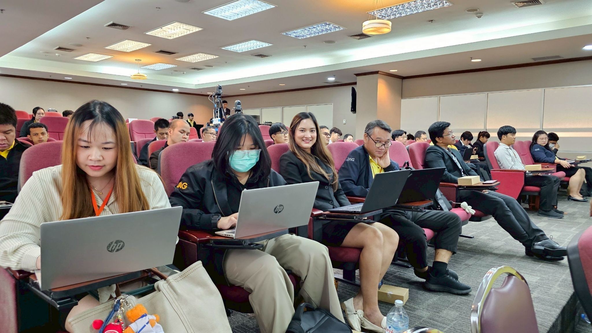 ภาพผู้เข้าร่วมบรรยายจากสำนักงานอัยการสูงสุด นั่งทำงานและทดลองใช้คอมพิวเตอร์ระหว่างการเรียนรู้การใช้ NSTDA ChatAI