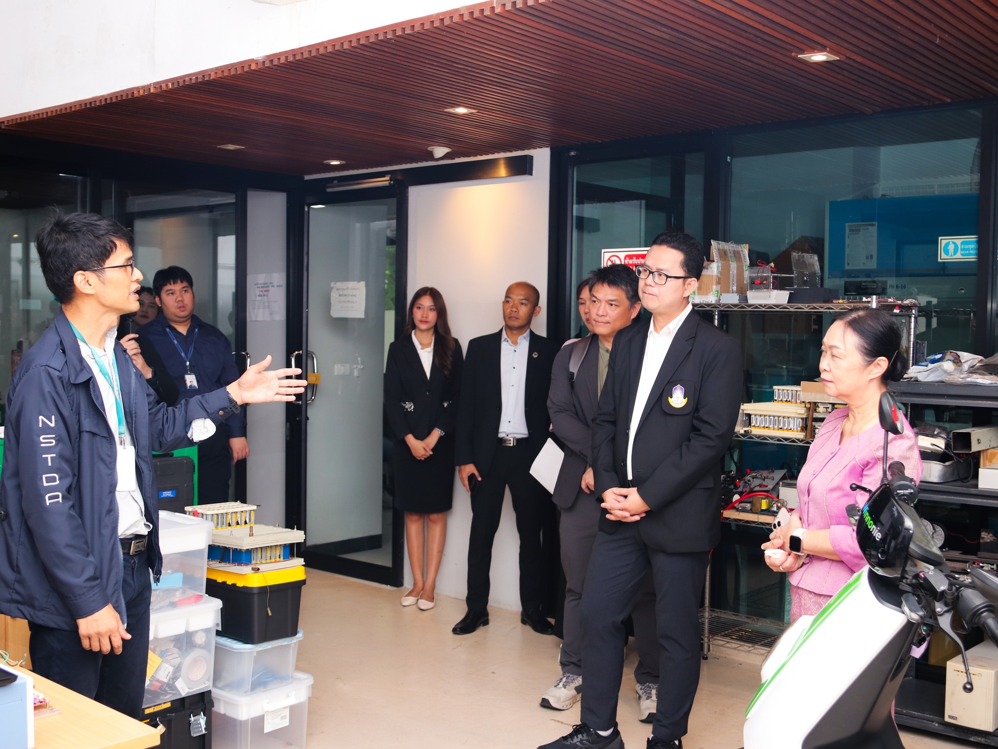 ภาพบรรยากาศคณะผู้บริหารจากมหาวิทยาลัยพะเยายังเข้าเยี่ยมชมความก้าวหน้าของห้องปฏิบัติการวิจัยภายใน สวทช.