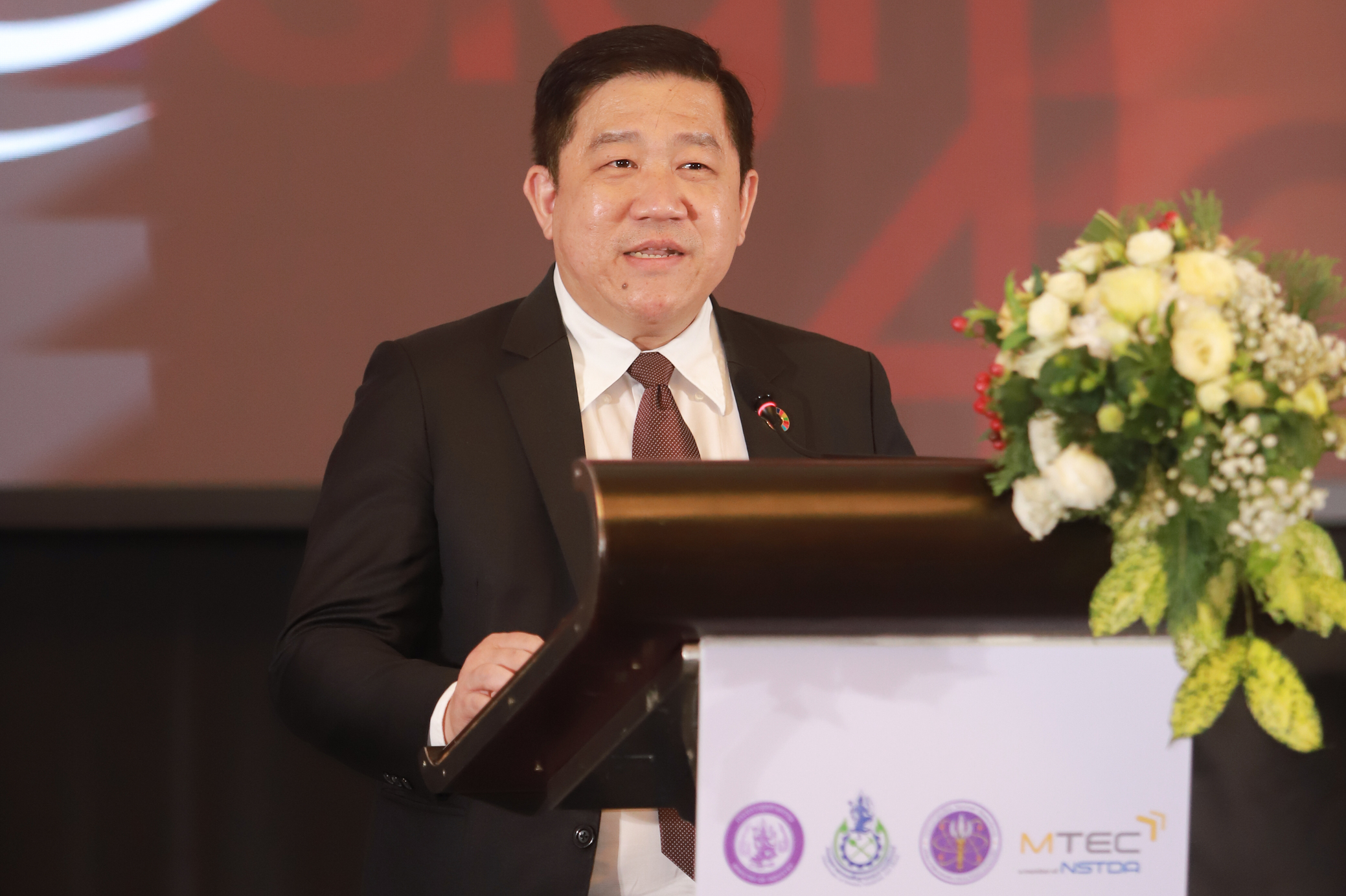 ภาพดร.กิตติพันธุ์ บางยี่ขัน ผู้อำนวยการกองนวัตกรรมวัตถุดิบและอุตสาหกรรมต่อเนื่อง กพร. 