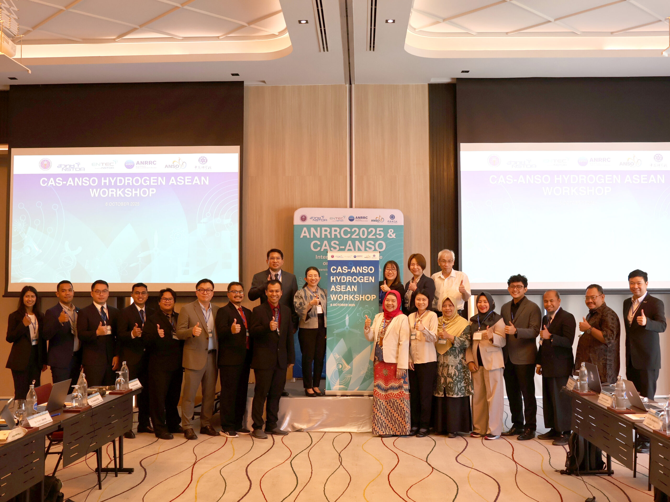 ภาพ ดร.สุมิตรา จรสโรจน์กุล ผู้อำนวยการ ENTEC สวทช. กล่าวเปิดงาน Hydrogen ASEAN Workshop 2025 พร้อมผู้แทนจากอาเซียน ญี่ปุ่น จีน และเกาหลีใต้