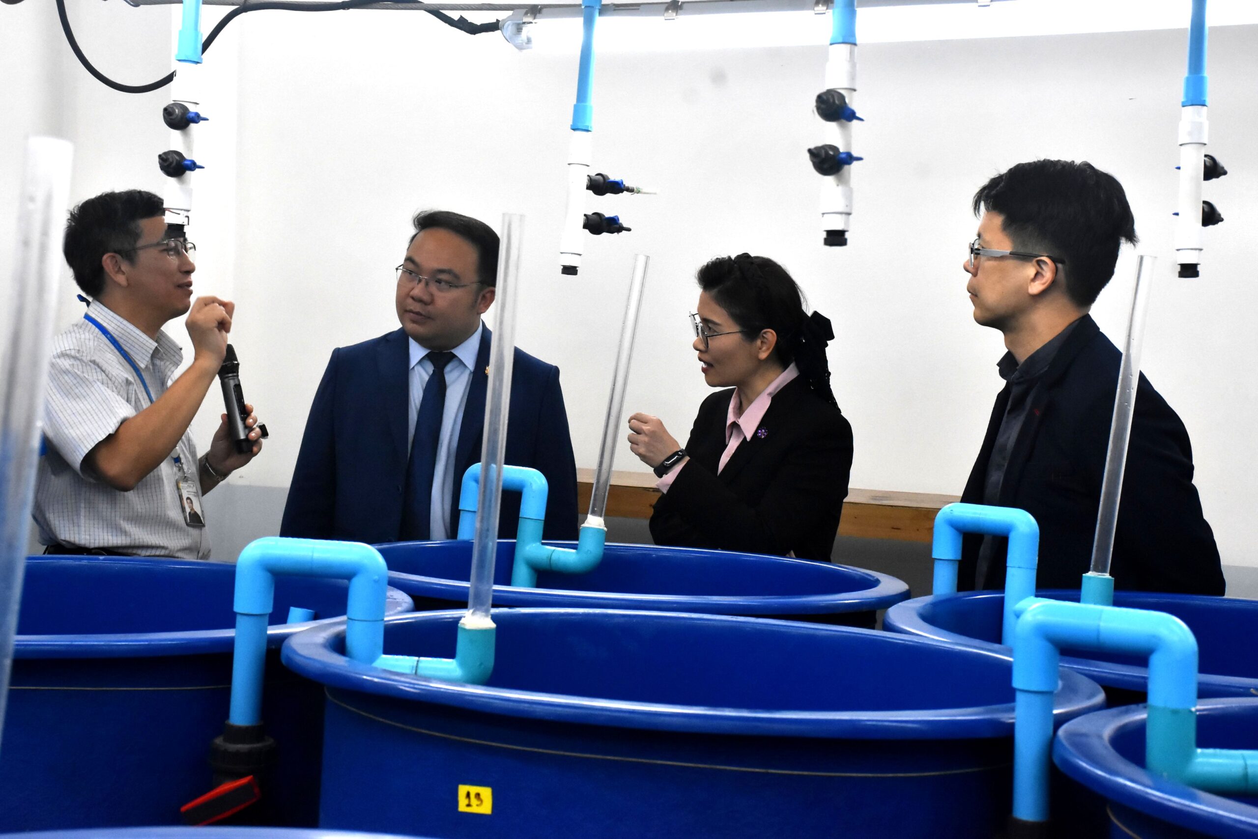 ภาพผู้บริหารร่วมชมแล็บสัตว์น้ำขั้นสูง BSL2
