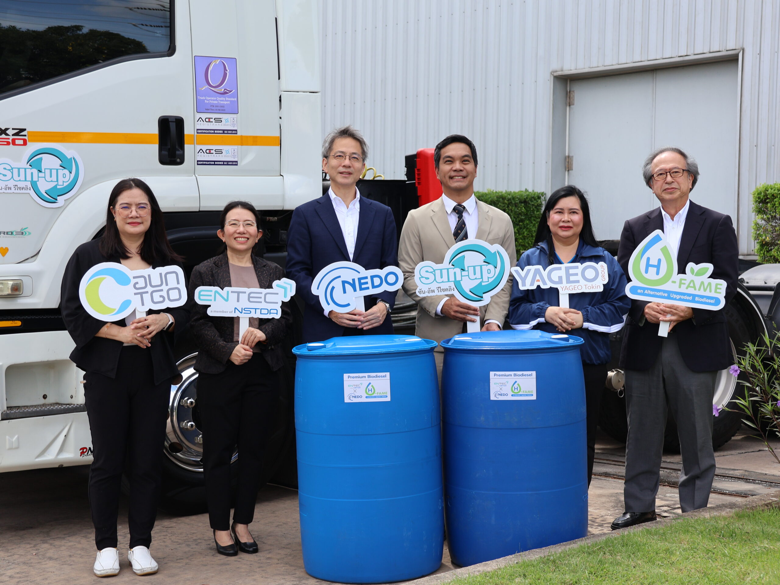 ภาพผู้บริหาร ENTEC สวทช. และผู้แทน NEDO ร่วมเปิดโครงการใช้เชื้อเพลิงชีวภาพ H-FAME ในภาคอุตสาหกรรมไทย