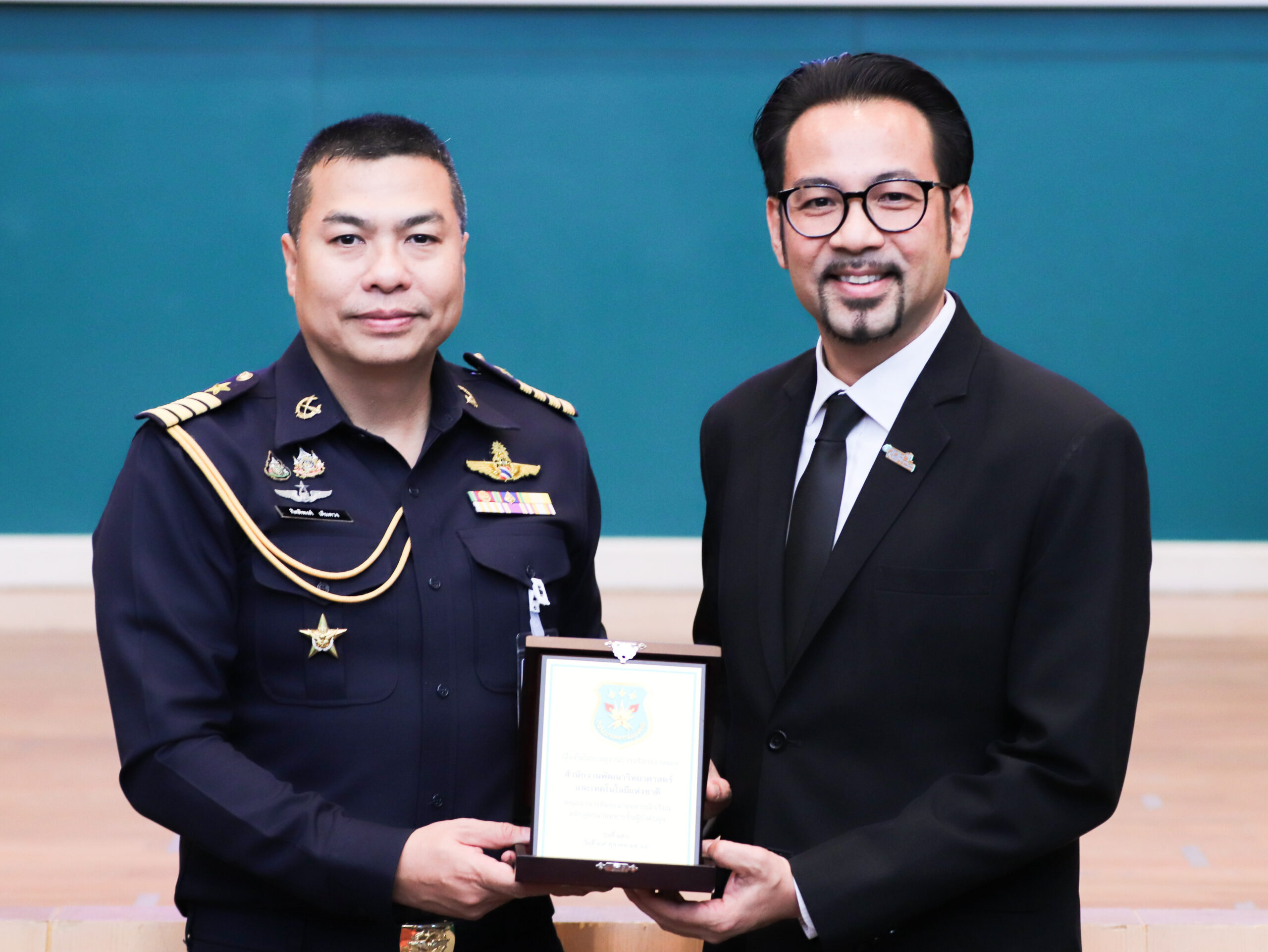 ภาพนาวาอากาศเอกกิตติพงศ์ เต็มดวง มอบของที่ระลึกแก่ ดร.วรวรงค์ รักเรืองเดช รองผู้อำนวยการ สวทช. ในโอกาสต้อนรับคณะนายทหารชั้นผู้บังคับฝูง