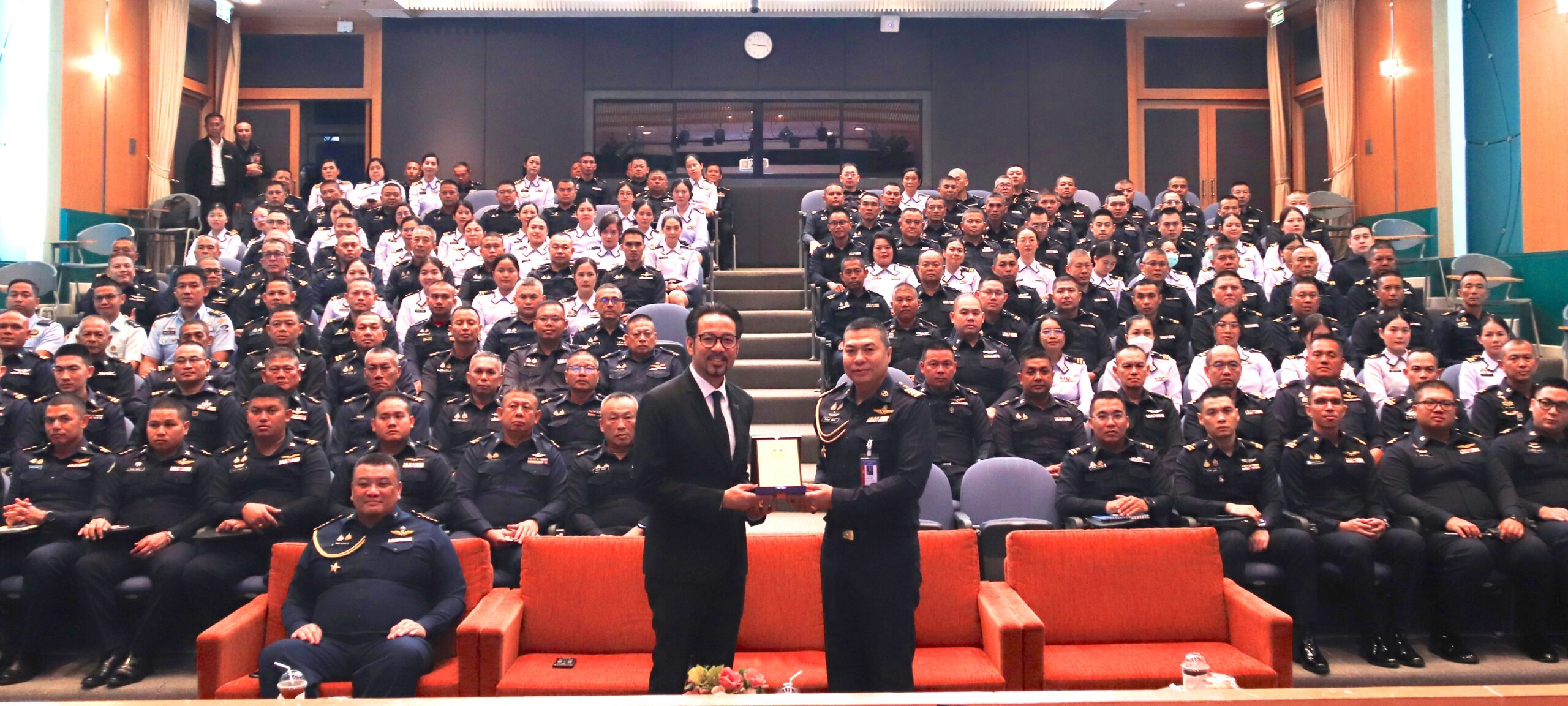 ภาพคณะนายทหารชั้นผู้บังคับฝูง รุ่นที่ 150 ถ่ายภาพร่วมกับผู้บริหาร สวทช. ณ ห้องประชุม