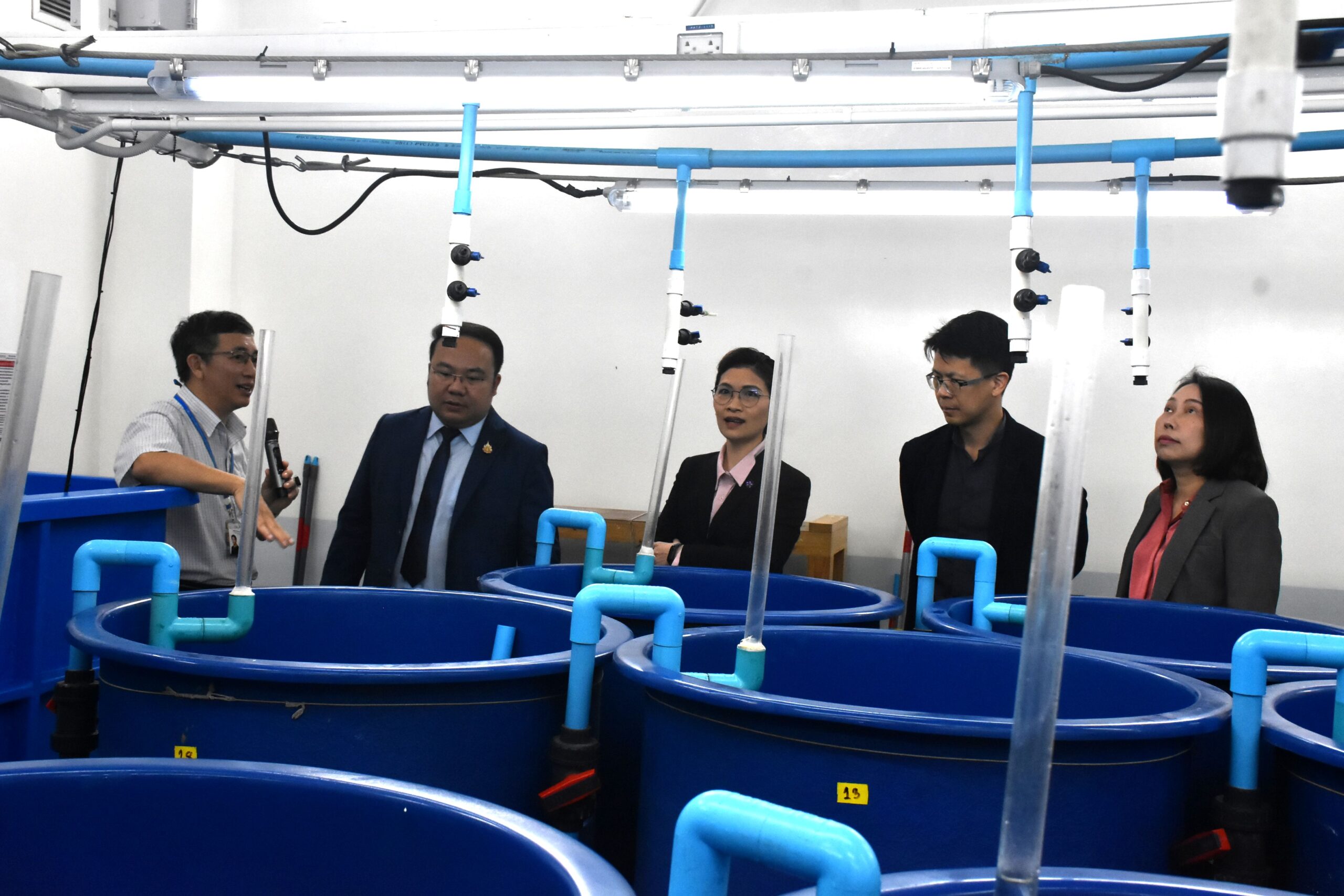 ภาพผู้บริหารร่วมชมแล็บสัตว์น้ำขั้นสูง BSL2