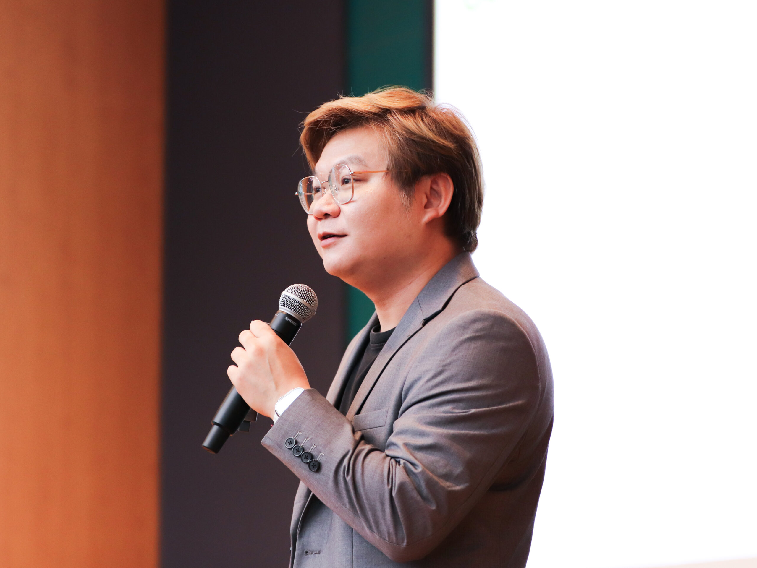 ภาพคุณชัชวาล สังคีตตระการ วิศวกรอาวุโสจาก NECTEC กำลังบรรยายเรื่อง AI ในชีวิตประจำวันและจริยธรรมในการใช้งาน