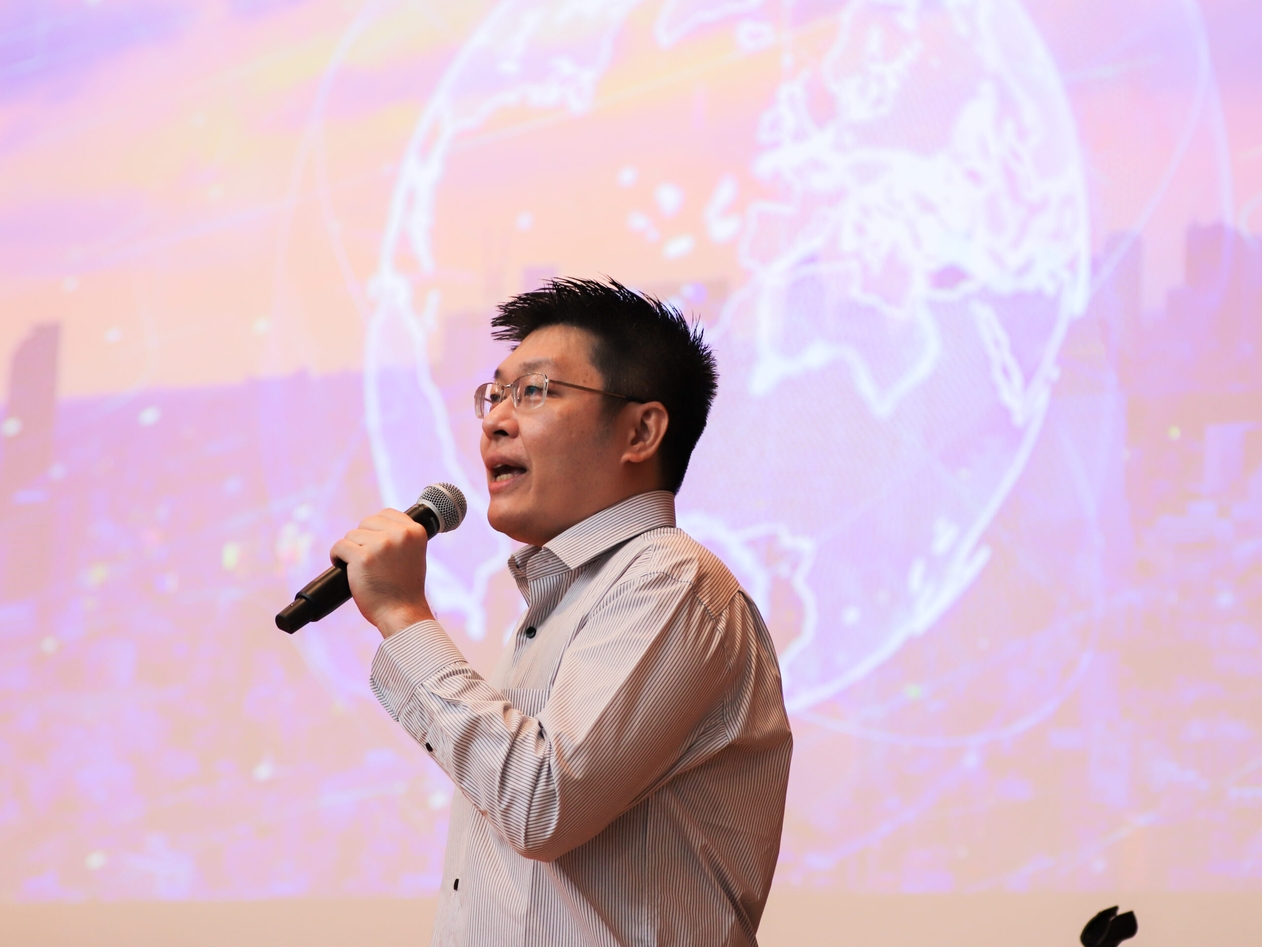 ภาพคุณเอกฉันท์ รัตนเลิศนุสรณ์ หัวหน้าทีมวิจัย NECTEC บรรยายเรื่อง IT Security ต่อคณะนายทหาร