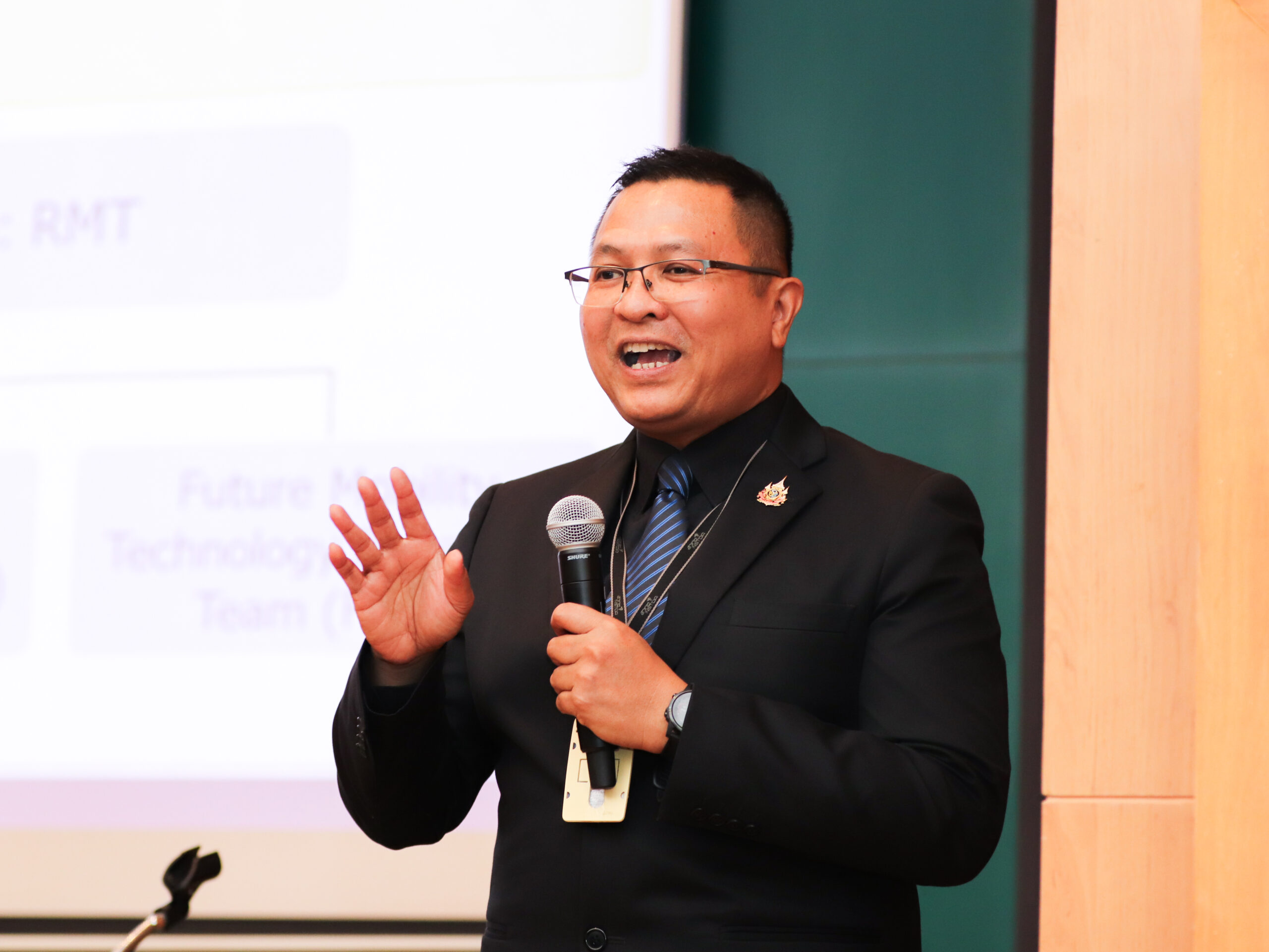 ภาพดร.เอกรัตน์ ไวยนิตย์ จาก MTEC บรรยายผลงานวิจัยรถขุดตักดัดแปลงทำลายทุ่นระเบิด PMN-2