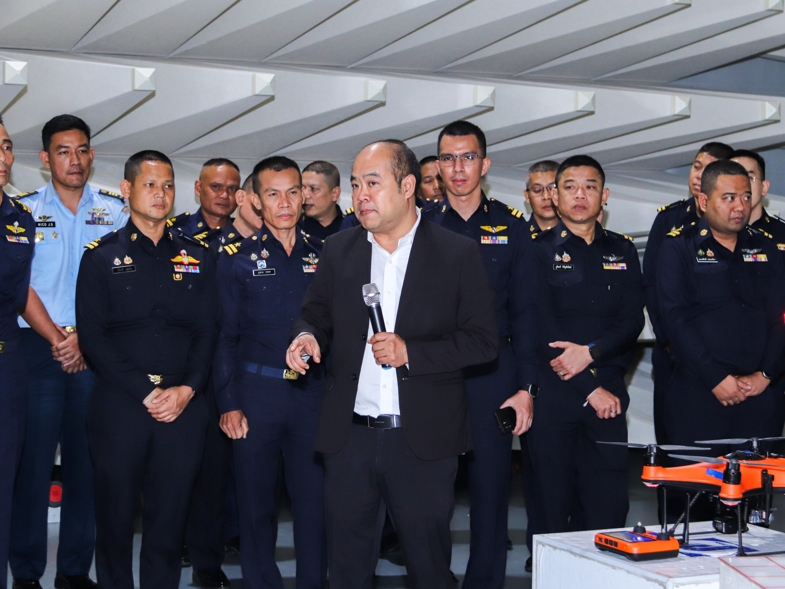 ภาพคณะนายทหารเยี่ยมชมการสาธิตเทคโนโลยี ณ ศูนย์ทดสอบผลิตภัณฑ์ไฟฟ้าและอิเล็กทรอนิกส์ (PTEC) โดยผู้เชี่ยวชาญจาก สวทช.