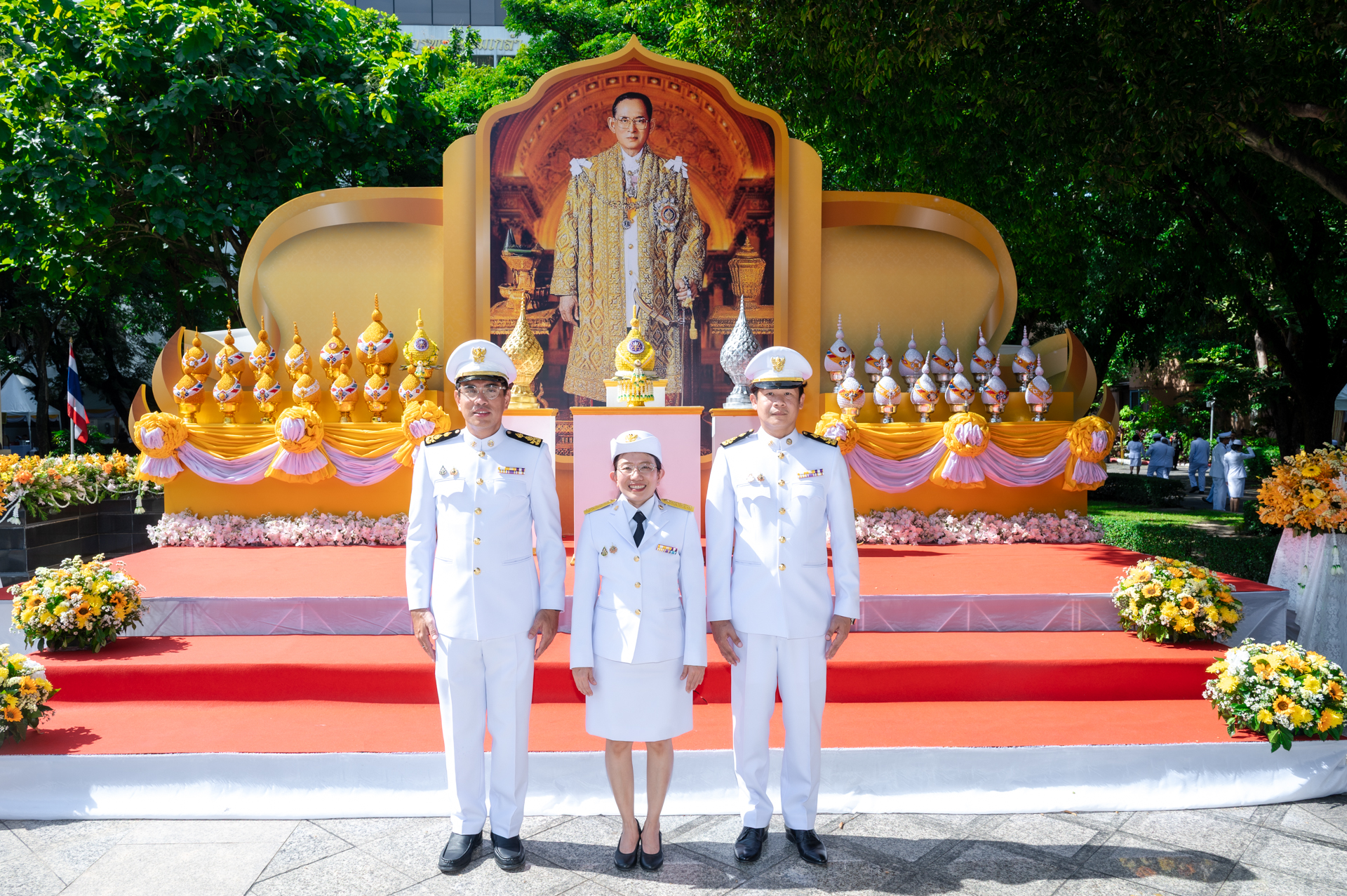 ภาพบรรยากาศ อว. จัดพิธีวางพุ่มดอกไม้เทิดพระเกียรติ ร.9 เนื่องในวันเทคโนโลยีของไทย 2568 รำลึกพระมหากรุณาธิคุณ “พระบิดาแห่งเทคโนโลยีของไทย”