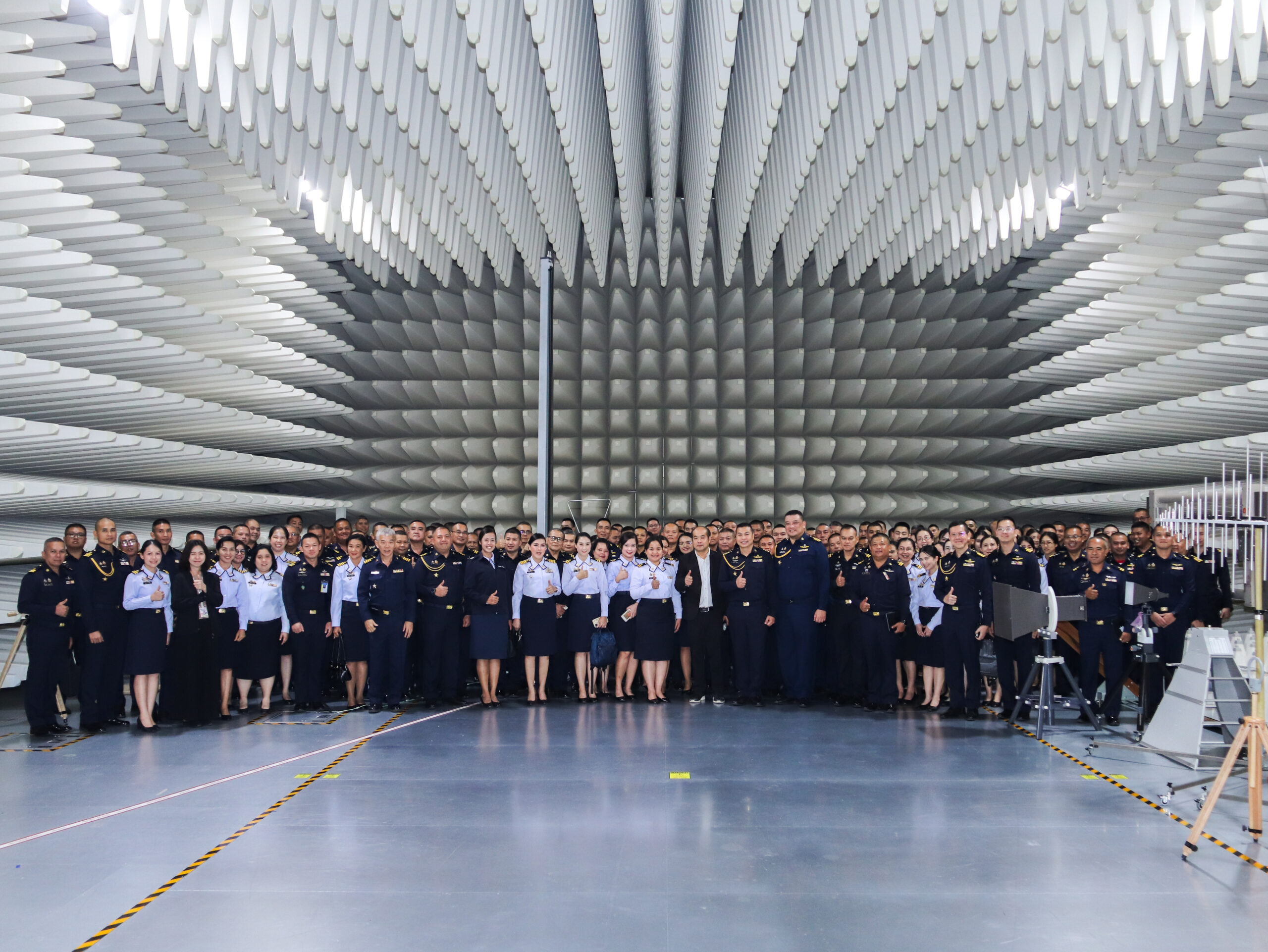 ภาพคณะนายทหารและเจ้าหน้าที่ สวทช. ถ่ายภาพร่วมกันในห้องทดสอบคลื่นแม่เหล็กไฟฟ้า ณ ศูนย์ PTEC