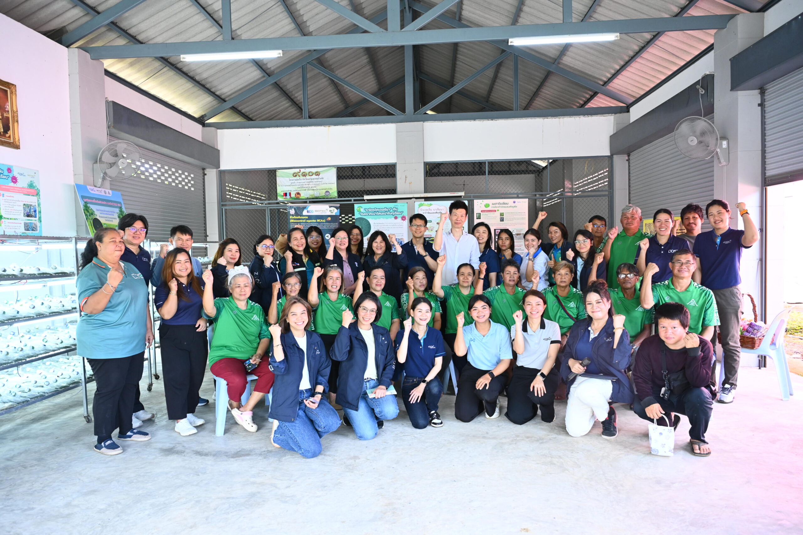 ภาพ คณะผู้บริหารสวทช., นักวิจัย, และสมาชิกวิสาหกิจชุมชน ถ่ายภาพร่วมกันภายในอาคารศูนย์เรียนรู้ฯ 