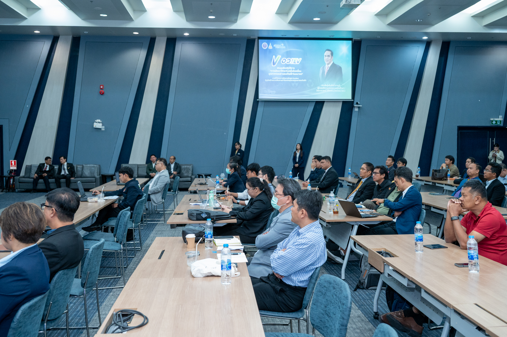 ภาพบรรยากาศการประชุมเชิงปฏิบัติการพัฒนาทักษะใหม่เพื่ออุตสาหกรรมยานยนต์ไฟฟ้า