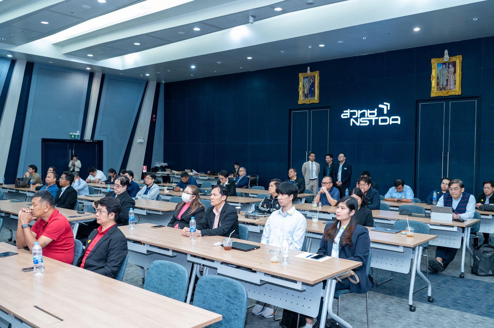 ภาพบรรยากาศการประชุมเชิงปฏิบัติการพัฒนาทักษะใหม่เพื่ออุตสาหกรรมยานยนต์ไฟฟ้า