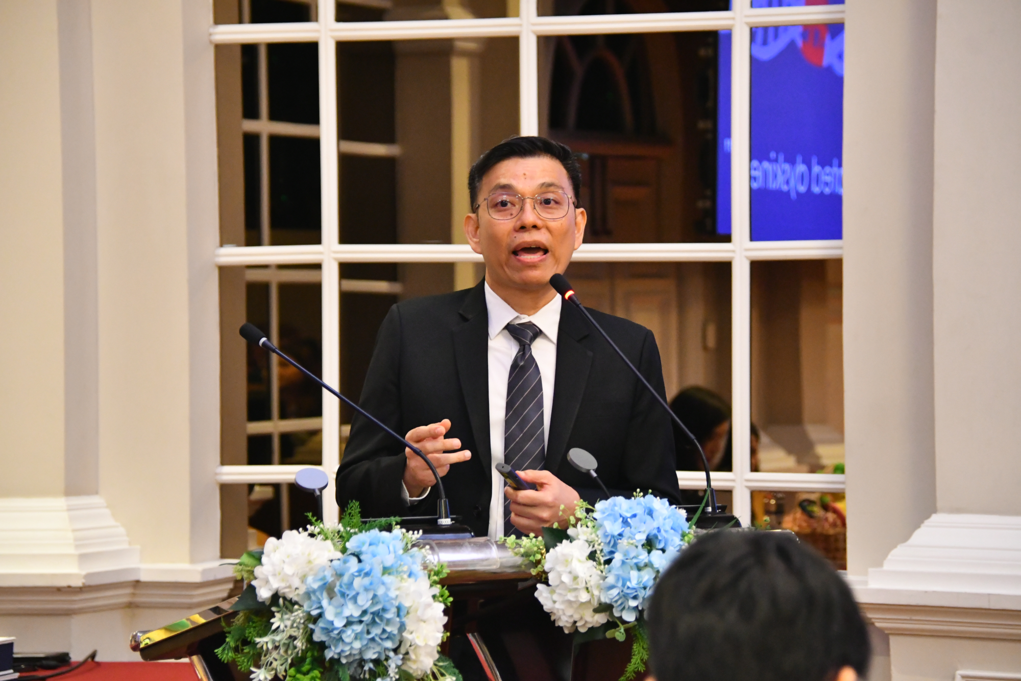 ภาพ ดร. ศิษเฎศ ทองสิมา บรรยายในหัวข้อที่ได้รับรางัวล