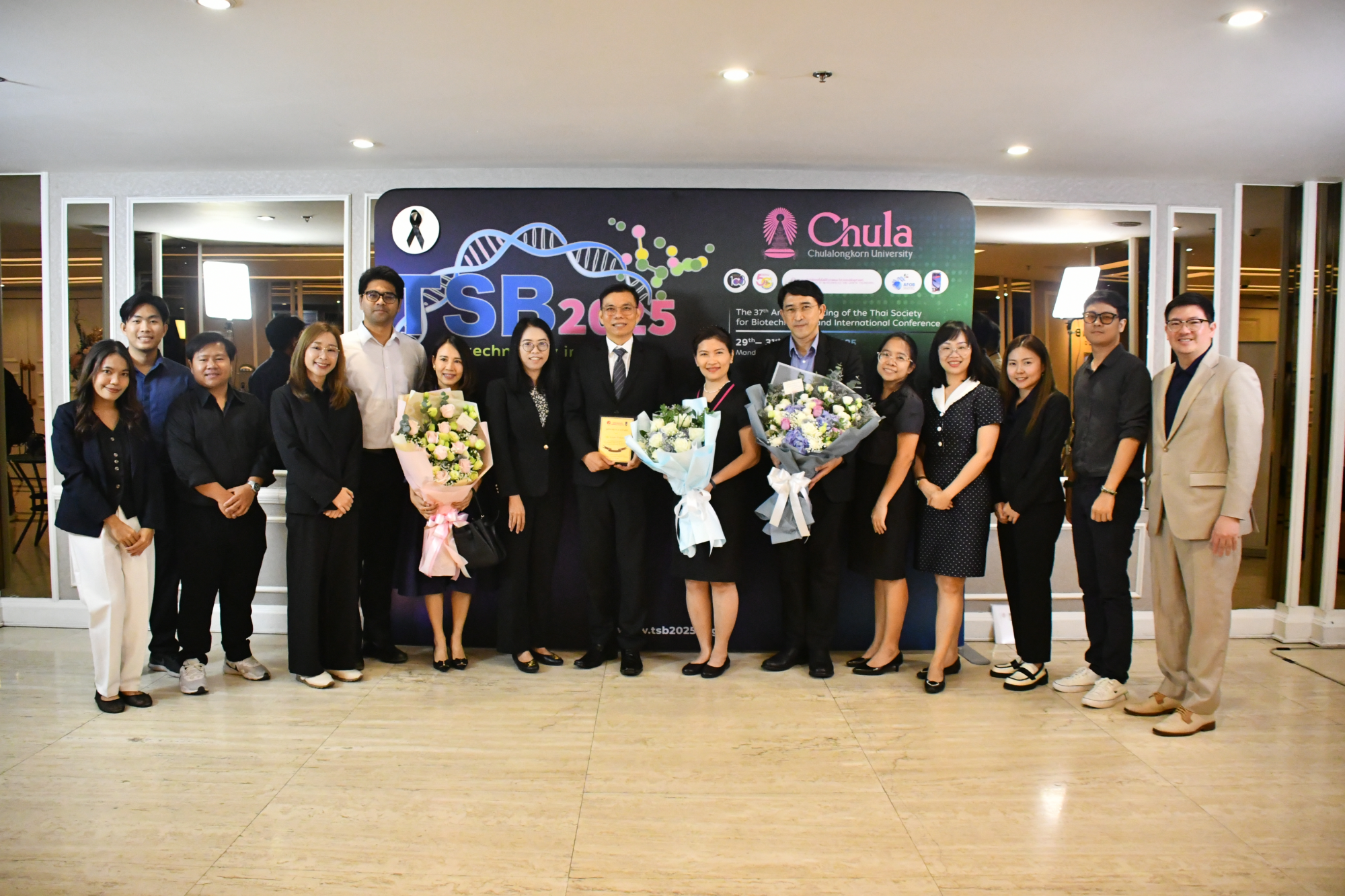 ภาพ ผู้ช่วยศาสตราจารย์ ดร. เชาวรีย์ อรรถลังรอง ผู้อำนวยการศูนย์พันธุวิศวกรรมและเทคโนโลยีชีวภาพแห่งชาติ (ไบโอเทค) สวทช. พร้อมด้วยคณะนักวิจัย ร่วมแสดงความยินดีกับ ดร. ศิษเฎศ ทองสิมา ผู้อำนวยการกลุ่มวิจัยเทคโนโลยีชีวภาพระดับโมเลกุลทางการแพทย์ ไบโอเทค สวทช.