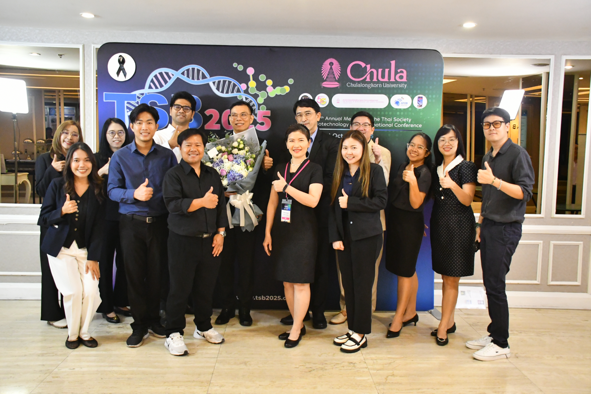 ภาพ ผู้ช่วยศาสตราจารย์ ดร. เชาวรีย์ อรรถลังรอง ผู้อำนวยการศูนย์พันธุวิศวกรรมและเทคโนโลยีชีวภาพแห่งชาติ (ไบโอเทค) สวทช. พร้อมด้วยคณะนักวิจัย ร่วมแสดงความยินดีกับ ดร. ศิษเฎศ ทองสิมา ผู้อำนวยการกลุ่มวิจัยเทคโนโลยีชีวภาพระดับโมเลกุลทางการแพทย์ ไบโอเทค สวทช.