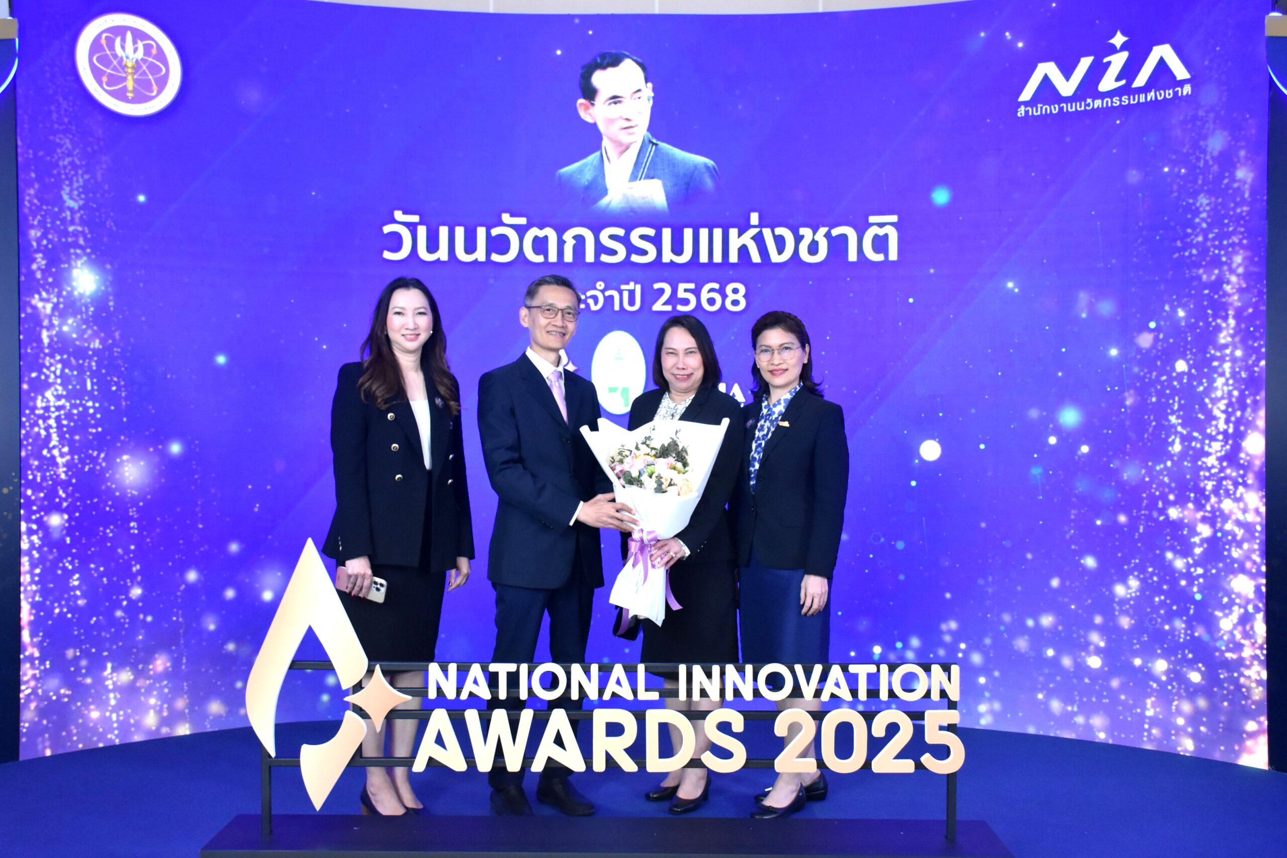 ภาพภาพ ดร.กอบกุล เหล่าเท้ง รับรางวัลนวัตกรรมข้าวไทย 2568 พร้อมทีมวิจัยไบโอเทค สวทช.