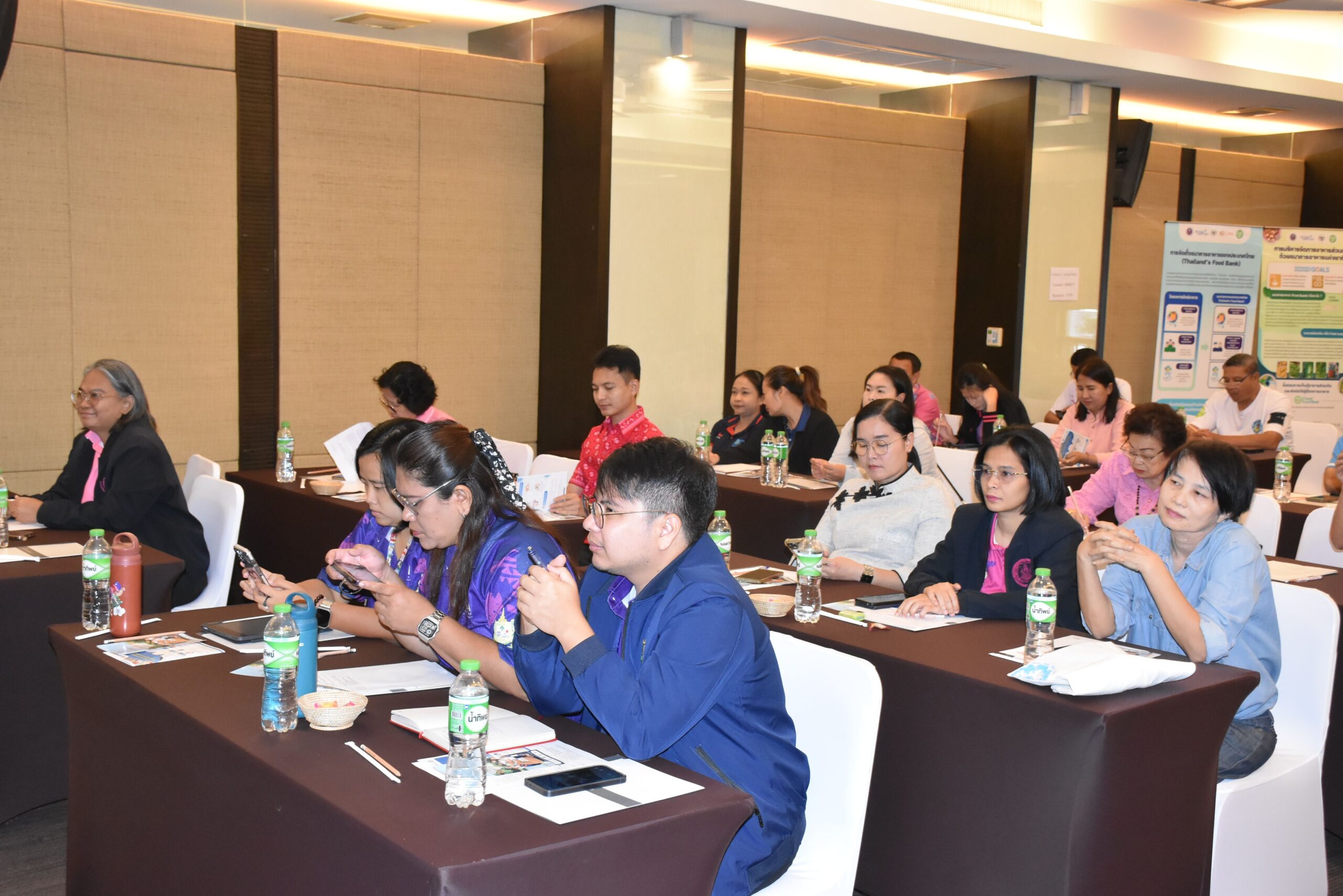 ภาพบรรยากาศภายในงานเปิดรับ “อาสาสมัครรักษ์อาหาร” พื้นที่ชลบุรี เน้นบทบาทสำคัญ “ตัวกลาง” ส่งต่ออาหารสู่กลุ่มเปราะบาง เพื่อขับเคลื่อน Food Bank 